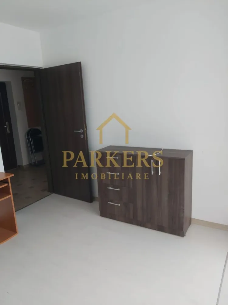 Apartament cu o cameră de închiriat, în Florești, zona eroilor - Parkers Imobiliare oferă spre închiriere apartament cu o cameră situat la etajul 3 într-un imobil P plus 4 etaje având suprafață utilă de 33mp și terasă de 6 mp cu orientare sudică, compartimentat în bucătărie, dormitor, baie și terasă cu acces din dormitor și bucătărie, complet mobilat cu finisaje moderne și mobilier la comandă, amplasat într-o zonă ușor accesibilă, aproape de supermarketuri, piață, stație de autobuz și alte puncte de interes. Eficiență energetică clasa B; garanție 400 euro; nu se acceptă animale de companie. }}