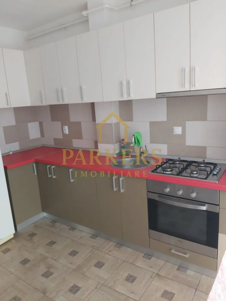 Apartament cu o cameră de închiriat, în Florești, zona eroilor - Parkers Imobiliare oferă spre închiriere apartament cu o cameră situat la etajul 3 într-un imobil P plus 4 etaje având suprafață utilă de 33mp și terasă de 6 mp cu orientare sudică, compartimentat în bucătărie, dormitor, baie și terasă cu acces din dormitor și bucătărie, complet mobilat cu finisaje moderne și mobilier la comandă, amplasat într-o zonă ușor accesibilă, aproape de supermarketuri, piață, stație de autobuz și alte puncte de interes. Eficiență energetică clasa B; garanție 400 euro; nu se acceptă animale de companie. }}