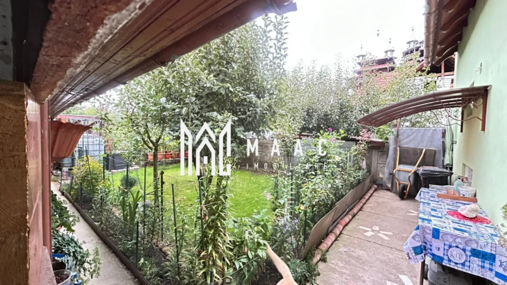 Case duplex | 5 camere | 2 corpuri | Garaj | 185 mp utili | Turnisor - Maac Imobiliare prezintă spre vânzare un imobil de tip duplex, compus din 2 corpuri de casă, ideal pentru o familie care își dorește spațiu, confort și intimitate, sau chiar pentru două familii care doresc să locuiască aproape, dar păstrând independența. Caracteristici principale: • Suprafață utilă: 185 mp • Suprafață teren: 382 mp • Amprenta pe teren: 130 mp • Suprafața curte liberă : 252mp • Compartimentare: 5 camere (inclusiv 2 livinguri), 1 bucătărie, 3 băi, 2 balcoane, 1 terasă • Pivniță și multiple spații de depozitare • Două centrale termice pentru confort optim • Garaj cu acces auto • Curte cu locuri de parcare disponibile • Grădină în partea din spate a casei Dotări suplimentare: • Instalație de supraveghere (camere) • Instalație de aer condiționat • Instalație electrică trifazică 380 V • Acoperiș din țiglă • Tâmplărie exterioară termopan, interioară din lemn și termopan Proprietatea se remarcă prin cele două corpuri de casă, fiind potrivită pentru o familie numeroasă sau pentru două familii care doresc să locuiască împreună, dar cu independență completă. Localizare: Zona Turnișor este recunoscută pentru accesibilitatea către centrul Sibiului, farmacii, magazine, bănci, școli și toate punctele de interes. Totuși, casa nu este situată la o stradă principală, ceea ce asigură liniște și intimitate deplină. Pentru mai multe detalii, precizați telefonic că ați văzut anunțul cu ID: CP2850924. }}