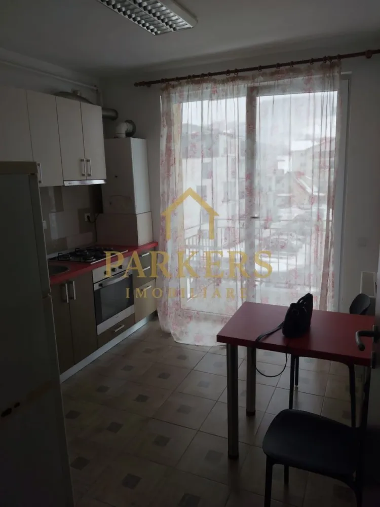 Apartament cu o cameră de închiriat, în Florești, zona eroilor - Parkers Imobiliare oferă spre închiriere apartament cu o cameră situat la etajul 3 într-un imobil P plus 4 etaje având suprafață utilă de 33mp și terasă de 6 mp cu orientare sudică, compartimentat în bucătărie, dormitor, baie și terasă cu acces din dormitor și bucătărie, complet mobilat cu finisaje moderne și mobilier la comandă, amplasat într-o zonă ușor accesibilă, aproape de supermarketuri, piață, stație de autobuz și alte puncte de interes. Eficiență energetică clasa B; garanție 400 euro; nu se acceptă animale de companie. }}