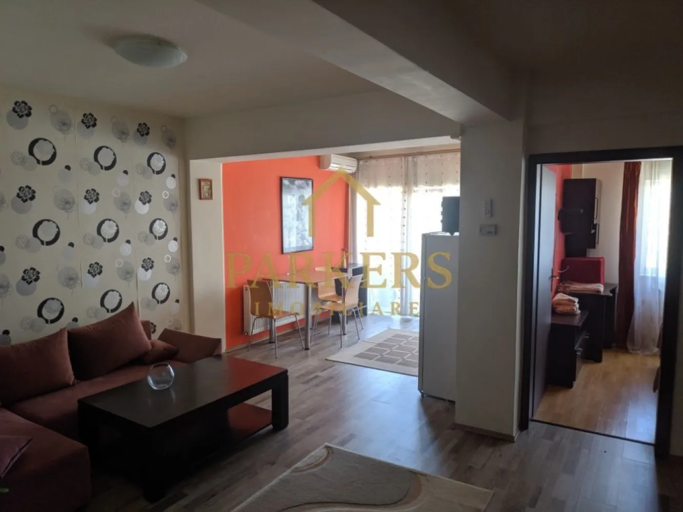 Apartament 2 camere de închiriat zona Bună Ziua (OMV) cu parcare - Parkers Imobiliare oferă spre închiriere apartament cu 2 camere complet mobilat și utilat situat în zona OMV, pe Calea Turzii, cartier Bună Ziua, amplasat la etaj intermediar într-un imobil cu lift, dotat cu centrală termică proprie, aer condiționat, balcon, electrocasnice, loc de parcare inclus în preț. Nu se acceptă animale de companie și fumatul este interzis în interior.