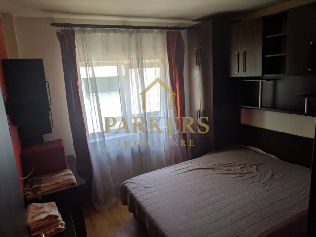 Apartament 2 camere de închiriat zona Bună Ziua (OMV) cu parcare - Parkers Imobiliare oferă spre închiriere apartament cu 2 camere complet mobilat și utilat situat în zona OMV, pe Calea Turzii, cartier Bună Ziua, amplasat la etaj intermediar într-un imobil cu lift, dotat cu centrală termică proprie, aer condiționat, balcon, electrocasnice, loc de parcare inclus în preț. Nu se acceptă animale de companie și fumatul este interzis în interior. }}