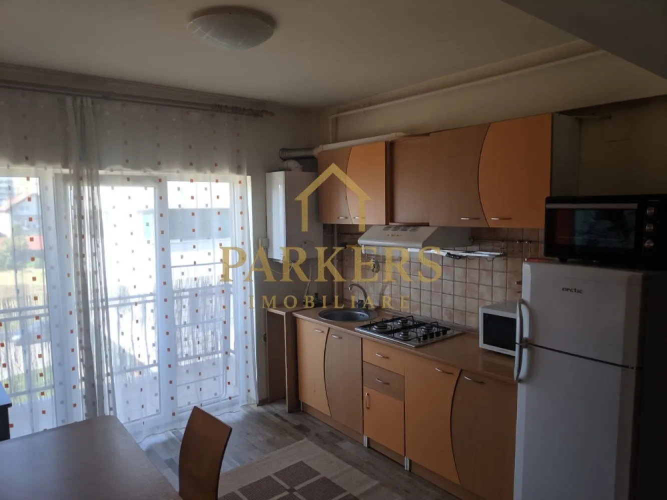 Apartament 2 camere de închiriat zona Bună Ziua (OMV) cu parcare - Parkers Imobiliare oferă spre închiriere apartament cu 2 camere complet mobilat și utilat situat în zona OMV, pe Calea Turzii, cartier Bună Ziua, amplasat la etaj intermediar într-un imobil cu lift, dotat cu centrală termică proprie, aer condiționat, balcon, electrocasnice, loc de parcare inclus în preț. Nu se acceptă animale de companie și fumatul este interzis în interior. }}