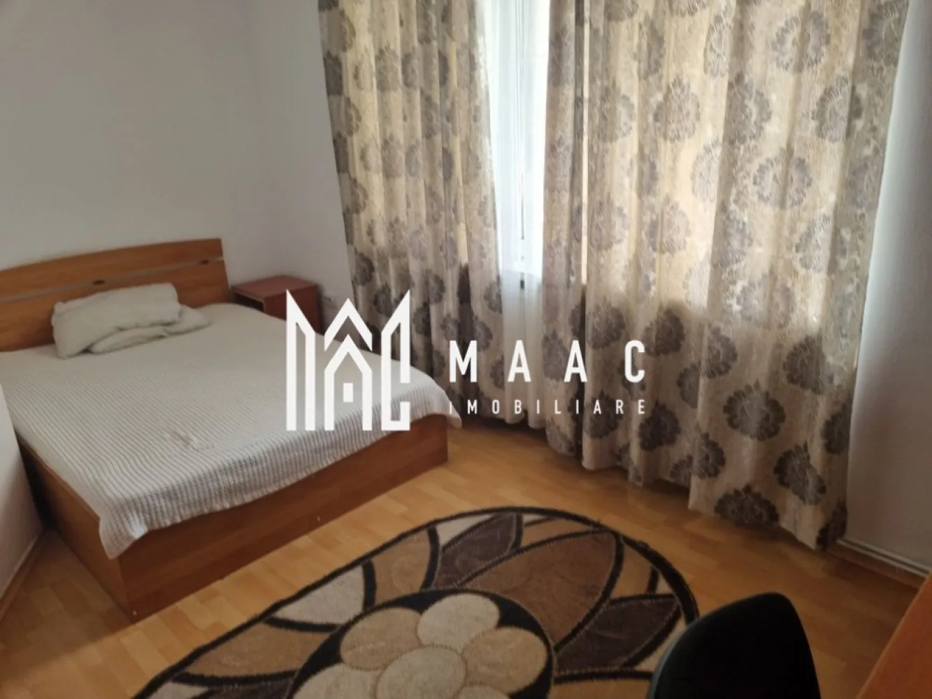 Apartament 2 Camere I Decomandat I Etaj 3 I Balcon I Terezian - MAAC Imobiliare vă propune spre vânzare un apartament cu 2 camere decomandate, situat la etajul 3 al unui imobil din cartierul Terezian, una dintre cele mai apreciate zone rezidențiale din Sibiu, datorită accesului facil către toate punctele de interes.

Apartamentul este complet mobilat și utilat, fiind pregătit pentru mutare imediată, fără investiții suplimentare. Compartimentarea decomandată oferă confort și funcționalitate, iar bucătăria separată și baia cu geam de aerisire naturală reprezintă avantaje importante pentru viitorii proprietari.

Compartimentare:
Hol de acces
Living
Dormitor
Bucătărie separată
Baie cu geam de aerisire
Balcon
Avantaje:
2 camere decomandate
Etaj 3
Complet mobilat și utilat
Bucătărie separată
Baie cu geam pentru aerisire naturală
Balcon
Disponibil imediat
Zonă liniștită și bine conectată
În apropiere de parc, școli, grădinițe, magazine și mijloace de transport în comun
Acces rapid către centrul orașului și principalele puncte de interes
Ideal atât pentru locuință proprie, cât și pentru investiție, datorită potențialului excelent de închiriere.

Dacă îți dorești un apartament bine compartimentat, într-o zonă cu toate facilitățile la îndemână, această proprietate reprezintă o alegere excelentă. Contactează-ne pentru mai multe informații și pentru programarea unei vizionări!

Pentru informaati si vizionari: CP3199550
