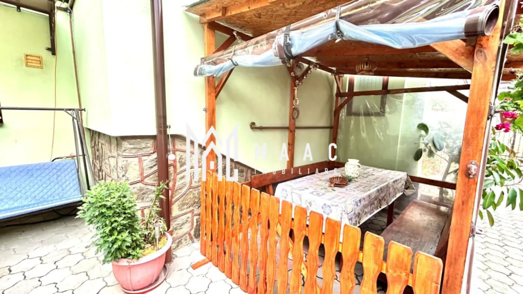 Case duplex | 5 camere | 2 corpuri | Garaj | 185 mp utili | Turnisor - Maac Imobiliare prezintă spre vânzare un imobil de tip duplex, compus din 2 corpuri de casă, ideal pentru o familie care își dorește spațiu, confort și intimitate, sau chiar pentru două familii care doresc să locuiască aproape, dar păstrând independența. Caracteristici principale: • Suprafață utilă: 185 mp • Suprafață teren: 382 mp • Amprenta pe teren: 130 mp • Suprafața curte liberă : 252mp • Compartimentare: 5 camere (inclusiv 2 livinguri), 1 bucătărie, 3 băi, 2 balcoane, 1 terasă • Pivniță și multiple spații de depozitare • Două centrale termice pentru confort optim • Garaj cu acces auto • Curte cu locuri de parcare disponibile • Grădină în partea din spate a casei Dotări suplimentare: • Instalație de supraveghere (camere) • Instalație de aer condiționat • Instalație electrică trifazică 380 V • Acoperiș din țiglă • Tâmplărie exterioară termopan, interioară din lemn și termopan Proprietatea se remarcă prin cele două corpuri de casă, fiind potrivită pentru o familie numeroasă sau pentru două familii care doresc să locuiască împreună, dar cu independență completă. Localizare: Zona Turnișor este recunoscută pentru accesibilitatea către centrul Sibiului, farmacii, magazine, bănci, școli și toate punctele de interes. Totuși, casa nu este situată la o stradă principală, ceea ce asigură liniște și intimitate deplină. Pentru mai multe detalii, precizați telefonic că ați văzut anunțul cu ID: CP2850924. }}