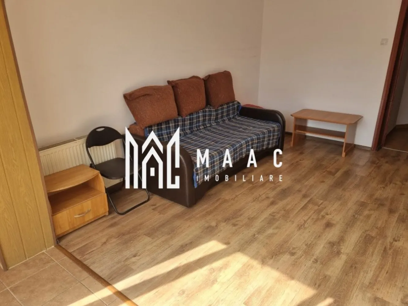 Apartament 2 Camere I Decomandat I Etaj 3 I Balcon I Terezian - MAAC Imobiliare vă propune spre vânzare un apartament cu 2 camere decomandate, situat la etajul 3 al unui imobil din cartierul Terezian, una dintre cele mai apreciate zone rezidențiale din Sibiu, datorită accesului facil către toate punctele de interes.

Apartamentul este complet mobilat și utilat, fiind pregătit pentru mutare imediată, fără investiții suplimentare. Compartimentarea decomandată oferă confort și funcționalitate, iar bucătăria separată și baia cu geam de aerisire naturală reprezintă avantaje importante pentru viitorii proprietari.

Compartimentare:
Hol de acces
Living
Dormitor
Bucătărie separată
Baie cu geam de aerisire
Balcon
Avantaje:
2 camere decomandate
Etaj 3
Complet mobilat și utilat
Bucătărie separată
Baie cu geam pentru aerisire naturală
Balcon
Disponibil imediat
Zonă liniștită și bine conectată
În apropiere de parc, școli, grădinițe, magazine și mijloace de transport în comun
Acces rapid către centrul orașului și principalele puncte de interes
Ideal atât pentru locuință proprie, cât și pentru investiție, datorită potențialului excelent de închiriere.

Dacă îți dorești un apartament bine compartimentat, într-o zonă cu toate facilitățile la îndemână, această proprietate reprezintă o alegere excelentă. Contactează-ne pentru mai multe informații și pentru programarea unei vizionări!

Pentru informaati si vizionari: CP3199550