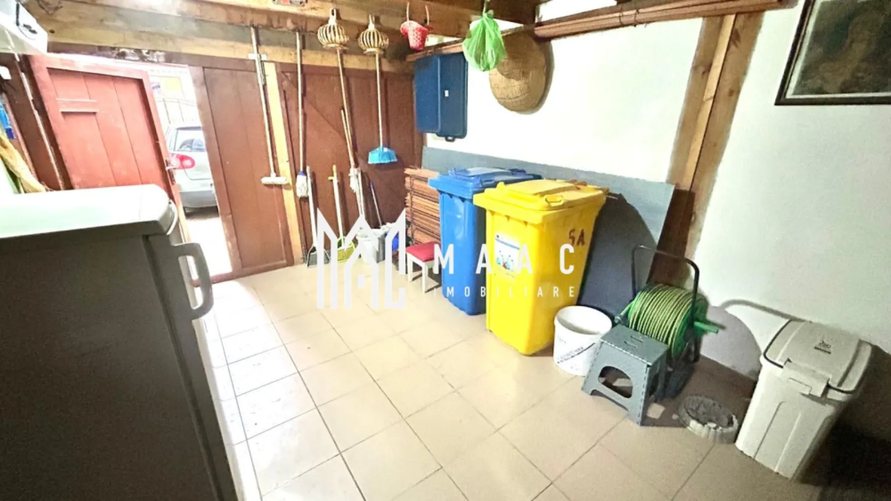 Case duplex | 5 camere | 2 corpuri | Garaj | 185 mp utili | Turnisor - Maac Imobiliare prezintă spre vânzare un imobil de tip duplex, compus din 2 corpuri de casă, ideal pentru o familie care își dorește spațiu, confort și intimitate, sau chiar pentru două familii care doresc să locuiască aproape, dar păstrând independența. Caracteristici principale: • Suprafață utilă: 185 mp • Suprafață teren: 382 mp • Amprenta pe teren: 130 mp • Suprafața curte liberă : 252mp • Compartimentare: 5 camere (inclusiv 2 livinguri), 1 bucătărie, 3 băi, 2 balcoane, 1 terasă • Pivniță și multiple spații de depozitare • Două centrale termice pentru confort optim • Garaj cu acces auto • Curte cu locuri de parcare disponibile • Grădină în partea din spate a casei Dotări suplimentare: • Instalație de supraveghere (camere) • Instalație de aer condiționat • Instalație electrică trifazică 380 V • Acoperiș din țiglă • Tâmplărie exterioară termopan, interioară din lemn și termopan Proprietatea se remarcă prin cele două corpuri de casă, fiind potrivită pentru o familie numeroasă sau pentru două familii care doresc să locuiască împreună, dar cu independență completă. Localizare: Zona Turnișor este recunoscută pentru accesibilitatea către centrul Sibiului, farmacii, magazine, bănci, școli și toate punctele de interes. Totuși, casa nu este situată la o stradă principală, ceea ce asigură liniște și intimitate deplină. Pentru mai multe detalii, precizați telefonic că ați văzut anunțul cu ID: CP2850924. }}