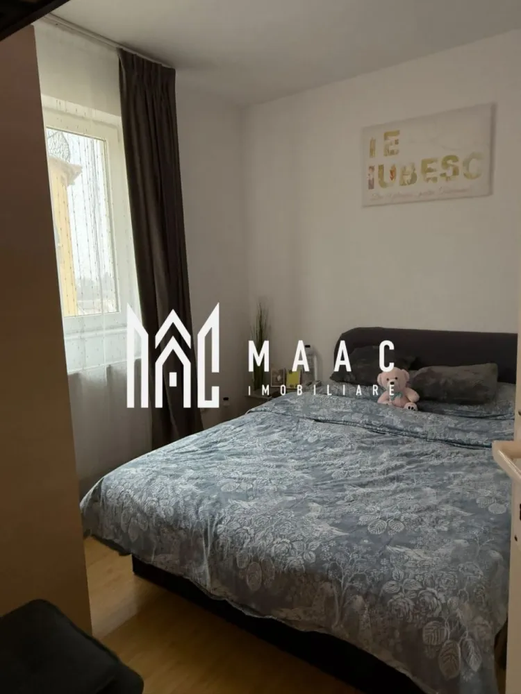 Apartament mansardă I Sibiu I 3 Camere | Pod înalt - MAAC Imobiliare vă propune un apartament de vânzare în Sibiu, situat pe Strada Rahovei, vis-a-vis de Hotel Class, într-o zonă foarte bine conectată din Sibiu. Acest apartament 3 camere Sibiu este tip mansardă, amplasat la etajul 5/5 al unui imobil, mansarda fiind construită ulterior, în anul 2008. Deasupra apartamentului există pod înalt, cu posibilitate de amenajare ca spațiu locativ suplimentar. Caracteristici principale – apartament mansardă Sibiu: Suprafață utilă: 50 mp Balcon: 3 mp 2 dormitoare + living Bucătărie separată, modern mobilată Baie cu geam pentru aerisire naturală Pod înalt (ideal pentru amenajare) Se vinde complet mobilat și utilat Electrocasnice noi Disponibil imediat Dacă ești în căutarea unui apartament mobilat de vânzare în Sibiu, această proprietate este pregătită pentru mutare fără investiții suplimentare. Avantaje locație – Strada Rahovei Sibiu Acest apartament de vânzare pe Strada Rahovei beneficiază de acces rapid către: Shopping City Sibiu Supermarketuri Kaufland și Lidl Stații de transport public Scoli, grădinițe, farmacii Acces facil către centrul orașului Sibiu Zona Rahovei este una dintre cele mai căutate zone pentru apartamente de vânzare în Sibiu, datorită infrastructurii și accesibilității. Ideal pentru: Familie tânără Cuplu Investiție (apartament pentru închiriere în Sibiu) Locuință cu spațiu suplimentar prin pod Credit bancar acceptat Dacă îți dorești un apartament 3 camere de vânzare în Sibiu, mansardă, mobilat complet, în zona Rahovei, te invităm la vizionare. Pentru mai multe detalii sau pentru a programa o vizionare, nu ezitați să ne contactați. Menționați ID-ul anunțului: CP2931786.