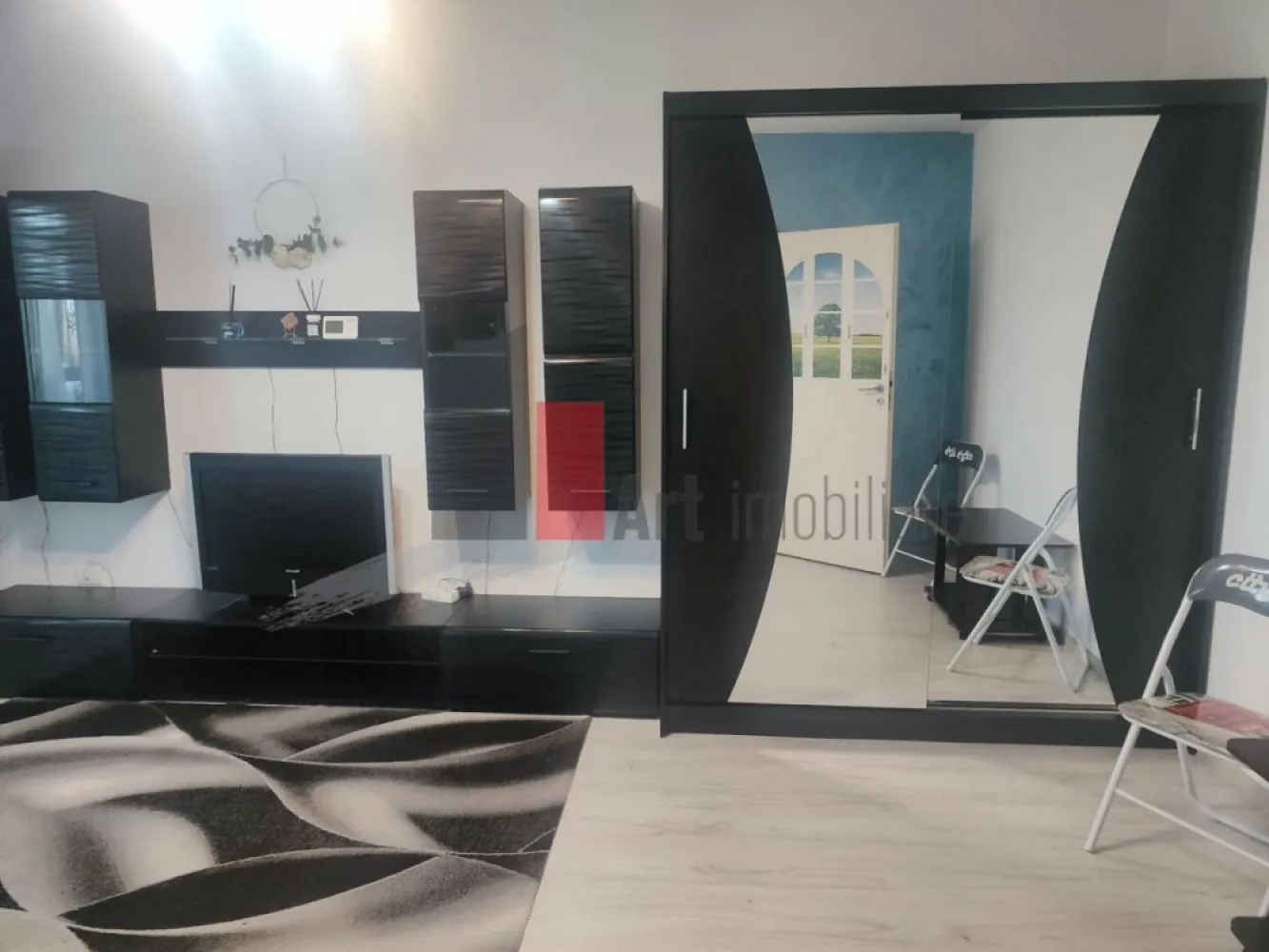 Apartament modern cu 2 camere Bloc 2020 | Parcare inclusă –Dobroesti - Vă propunem spre vânzare un apartament cu 2 camere, primitor și bine compartimentat, situat la etajul 2 al unui imobil construit în anul 2020. Proprietatea reprezintă o oportunitate excelentă atât pentru locuit, cât și pentru investiție, fiind deja închiriată.
 Detalii și Suprafețe 
Suprafață utilă: 51,48 mp
Suprafață construită: 60 mp
Compartimentare: Living, dormitor, bucătărie, baie și un balcon închis de 8 mp.
 Dotări și Confort
Stare: Se vinde complet mobilat și utilat (gata pentru mutare sau continuare închiriere).
Sistem de încălzire: Centrală proprie și calorifere (costuri optimizate de întreținere).
Utilități: Racordat complet la toate rețelele edilitare.
 Bonus: 1 loc de parcare inclus în prețul afișat.
 Preț și Condiții de Achiziție
Preț de vânzare: 95.000 EUR (Negociabil)

Modalitate de plată specifică: Se solicită un avans de 20.000 EUR (necesar pentru închiderea contractului cu dezvoltatorul), urmând ca diferența de sumă să fie achitată la semnarea actelor finale.
Oportunitate pentru Investitori
Apartamentul este în prezent închiriat. Pentru cei interesați de o investiție pe termen lung cu randament imediat, contractul de închiriere poate fi preluat cu ușurință, împreună cu actualul chiriaș.