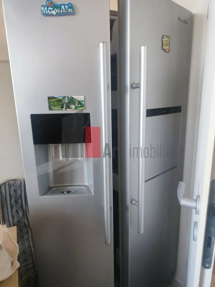 Apartament modern cu 2 camere Bloc 2020 | Parcare inclusă –Dobroesti - Vă propunem spre vânzare un apartament cu 2 camere, primitor și bine compartimentat, situat la etajul 2 al unui imobil construit în anul 2020. Proprietatea reprezintă o oportunitate excelentă atât pentru locuit, cât și pentru investiție, fiind deja închiriată.
 Detalii și Suprafețe 
Suprafață utilă: 51,48 mp
Suprafață construită: 60 mp
Compartimentare: Living, dormitor, bucătărie, baie și un balcon închis de 8 mp.
 Dotări și Confort
Stare: Se vinde complet mobilat și utilat (gata pentru mutare sau continuare închiriere).
Sistem de încălzire: Centrală proprie și calorifere (costuri optimizate de întreținere).
Utilități: Racordat complet la toate rețelele edilitare.
 Bonus: 1 loc de parcare inclus în prețul afișat.
 Preț și Condiții de Achiziție
Preț de vânzare: 95.000 EUR (Negociabil)

Modalitate de plată specifică: Se solicită un avans de 20.000 EUR (necesar pentru închiderea contractului cu dezvoltatorul), urmând ca diferența de sumă să fie achitată la semnarea actelor finale.
Oportunitate pentru Investitori
Apartamentul este în prezent închiriat. Pentru cei interesați de o investiție pe termen lung cu randament imediat, contractul de închiriere poate fi preluat cu ușurință, împreună cu actualul chiriaș.