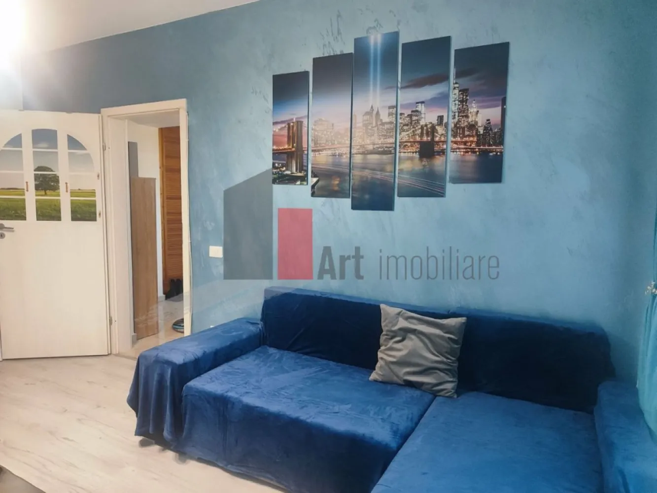 Apartament modern cu 2 camere Bloc 2020 | Parcare inclusă –Dobroesti - Vă propunem spre vânzare un apartament cu 2 camere, primitor și bine compartimentat, situat la etajul 2 al unui imobil construit în anul 2020. Proprietatea reprezintă o oportunitate excelentă atât pentru locuit, cât și pentru investiție, fiind deja închiriată.
 Detalii și Suprafețe 
Suprafață utilă: 51,48 mp
Suprafață construită: 60 mp
Compartimentare: Living, dormitor, bucătărie, baie și un balcon închis de 8 mp.
 Dotări și Confort
Stare: Se vinde complet mobilat și utilat (gata pentru mutare sau continuare închiriere).
Sistem de încălzire: Centrală proprie și calorifere (costuri optimizate de întreținere).
Utilități: Racordat complet la toate rețelele edilitare.
 Bonus: 1 loc de parcare inclus în prețul afișat.
 Preț și Condiții de Achiziție
Preț de vânzare: 95.000 EUR (Negociabil)

Modalitate de plată specifică: Se solicită un avans de 20.000 EUR (necesar pentru închiderea contractului cu dezvoltatorul), urmând ca diferența de sumă să fie achitată la semnarea actelor finale.
Oportunitate pentru Investitori
Apartamentul este în prezent închiriat. Pentru cei interesați de o investiție pe termen lung cu randament imediat, contractul de închiriere poate fi preluat cu ușurință, împreună cu actualul chiriaș.