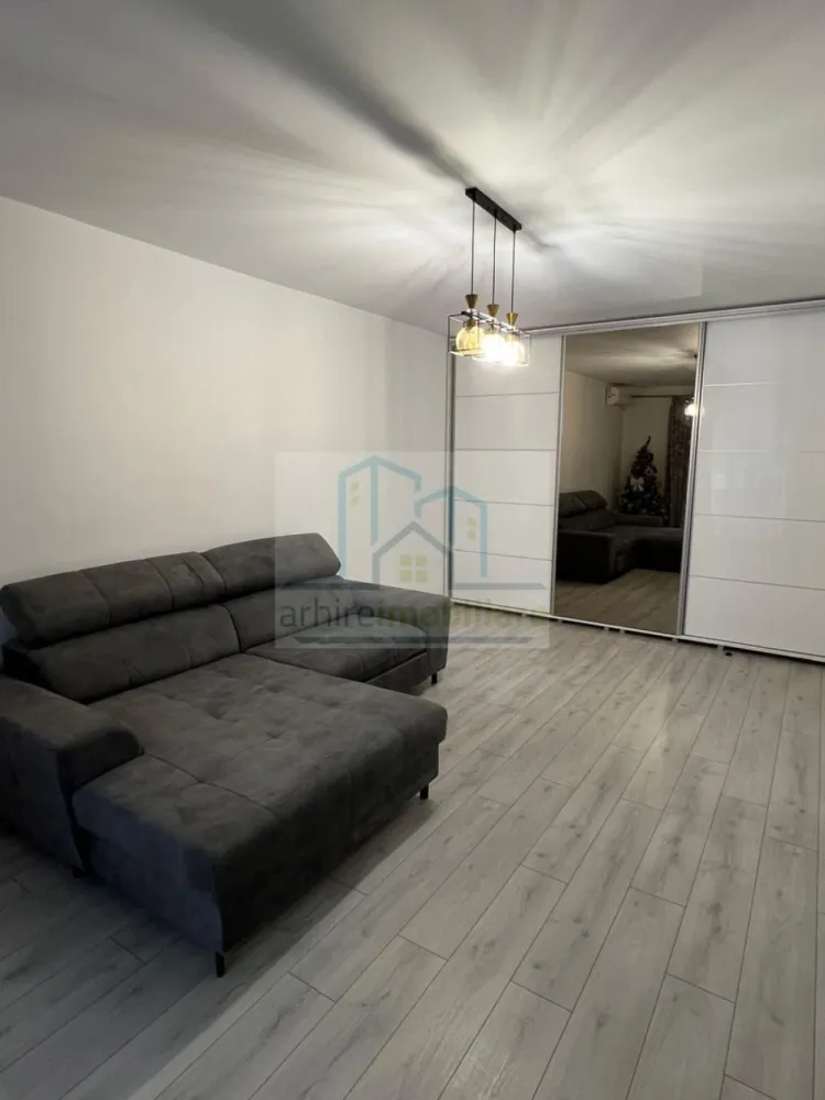 Apartament 2 camere decomandat | Bloc nou 2024 | zona Pallady - Apartament 2 camere decomandat | Bloc nou 2024 | Finisaje premium | Acces metrou Agentia ArhireImobiliare, vă propune spre vânzare un apartament de 2 camere decomandat, situat într-un imobil nou, finalizat în 2024, cu regim de înălțime Ds+P+3, amplasat la parter înalt. Apartamentul dispune de o suprafata totala de 75mp Proprietatea oferă un nivel ridicat de confort, dar și un potențial foarte bun de investiție. Apartamentul beneficiază de finisaje premium, design modern și o compartimentare eficientă. Se vinde complet mobilat și utilat, fiind ideal atât pentru mutare imediată, cât și pentru închiriere fără costuri suplimentare. Avantaje cheie pentru locuire și investiție: Compartimentare decomandată Bucătărie închisă Încălzire în pardoseală și centrală termică proprie Acces rapid la metrou – criteriu esențial pentru chiriași Magazine, școli și grădinițe la 10–12 minute Imobil nou, cu costuri reduse de întreținere 💰 Potențial de închiriere estimat: 550–600 € / lună, ceea ce face proprietatea potrivită pentru randament stabil pe termen lung. Preț de achiziție: 130.600 € – complet mobilat și utilat (fără loc de parcare) 137.800 € – complet mobilat și utilat + loc de parcare subteran Va asteptam la vizionare. }}