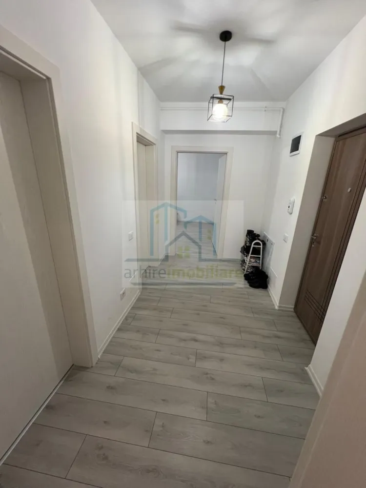 Apartament 2 camere decomandat | Bloc nou 2024 | zona Pallady - Apartament 2 camere decomandat | Bloc nou 2024 | Finisaje premium | Acces metrou Agentia ArhireImobiliare, vă propune spre vânzare un apartament de 2 camere decomandat, situat într-un imobil nou, finalizat în 2024, cu regim de înălțime Ds+P+3, amplasat la parter înalt. Apartamentul dispune de o suprafata totala de 75mp Proprietatea oferă un nivel ridicat de confort, dar și un potențial foarte bun de investiție. Apartamentul beneficiază de finisaje premium, design modern și o compartimentare eficientă. Se vinde complet mobilat și utilat, fiind ideal atât pentru mutare imediată, cât și pentru închiriere fără costuri suplimentare. Avantaje cheie pentru locuire și investiție: Compartimentare decomandată Bucătărie închisă Încălzire în pardoseală și centrală termică proprie Acces rapid la metrou – criteriu esențial pentru chiriași Magazine, școli și grădinițe la 10–12 minute Imobil nou, cu costuri reduse de întreținere 💰 Potențial de închiriere estimat: 550–600 € / lună, ceea ce face proprietatea potrivită pentru randament stabil pe termen lung. Preț de achiziție: 130.600 € – complet mobilat și utilat (fără loc de parcare) 137.800 € – complet mobilat și utilat + loc de parcare subteran Va asteptam la vizionare. }}
