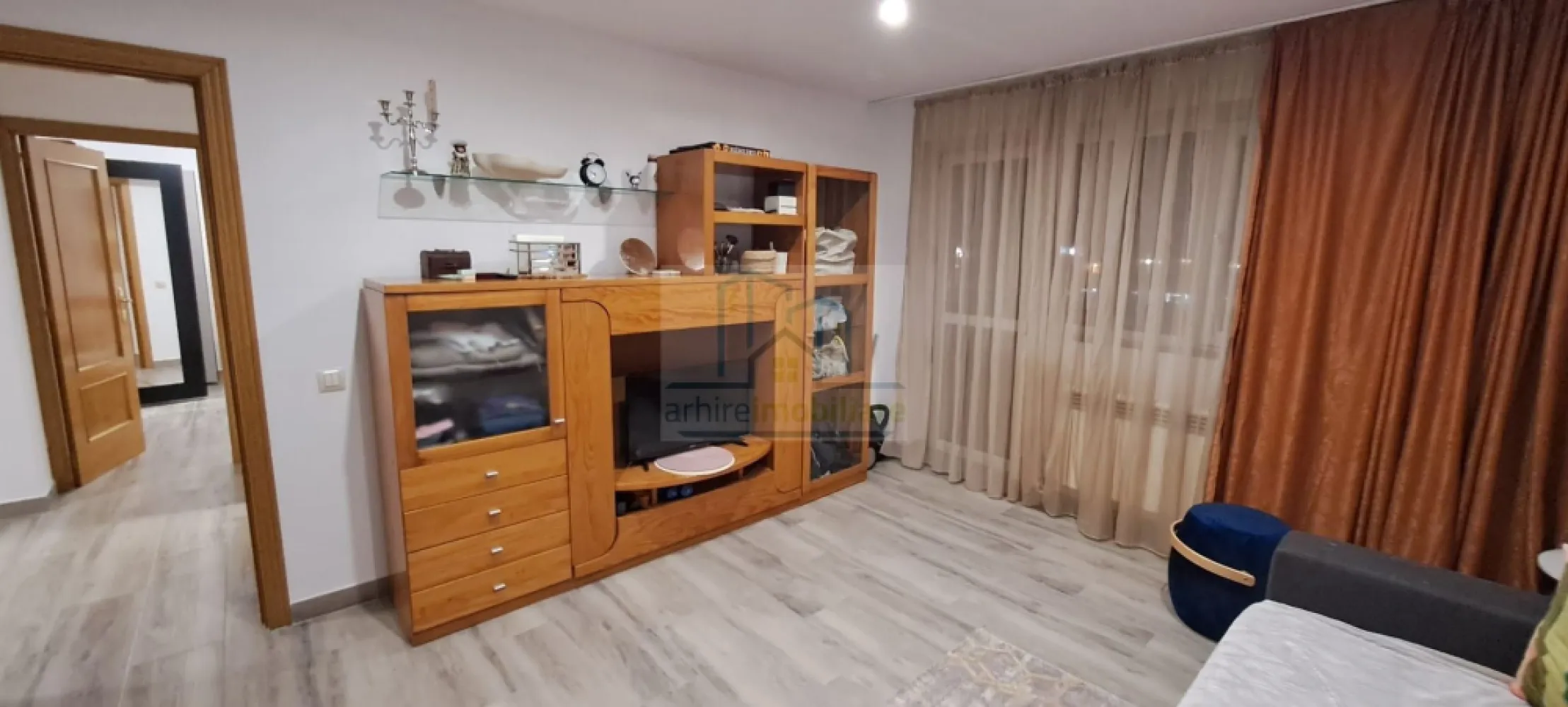 Apartament 2 camere decomandat | Confort Park – Vitan Bârzești | - Agentia ArhireImobiliare va ofera spre vanzare un apartament de 2 camere decomandat, situat în complexul Confort Park, pe Șoseaua Vitan Bârzești, la etajul 5 din 11, într-un imobil solid, construit în 2008. Apartamentul este renovat integral și se vinde complet mobilat și utilat, exact ca în poze, eliminând orice cost suplimentar pentru viitorul proprietar. Proprietatea este ideală pentru închiriere imediată, fără timp de așteptare sau investiții adiționale. ✅ Avantaje-cheie pentru investitori: Compartimentare decomandată Renovat complet Complet mobilat & utilat Centrală termică proprie – costuri mici Electrocasnice incluse: plită pe gaz, cuptor electric, mașină de spălat, frigider, cuptor cu microunde, TV Smart, aer condiționat Etaj intermediar (5/11) – ușor de închiriat În imediata apropiere: La Cocoș, Brico Depot, Auchan, centre comerciale și acces rapid către principalele artere ale orașului – aspect esențial pentru atractivitatea la închiriere. Randament estimat chirie: 450–500 € / lună, potrivit pentru investiție stabilă pe termen lung. Pretul de vanzare este de 104700 Euro Usor Negociabil. Disponibil pentru mutare imediata. Se accepta credit. Va asteptam la vizionare