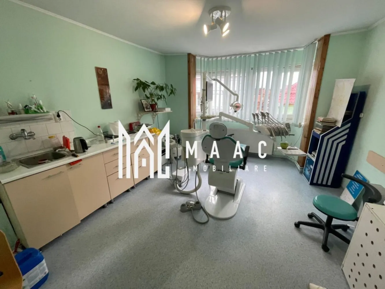 Spațiu medical I 100 mp I Calea Dumbrăvii I Sibiu - MAAC Imobiliare vă propune spre vânzare un spațiu medical situat pe Calea Dumbrăvii, una dintre cele mai apreciate și bine cotate zone din Sibiu. Proprietatea este ideală pentru desfășurarea activității de stomatologie sau alte servicii medicale, fiind complet utilată și pregătită pentru funcționare imediată. Date principale: Suprafață utilă totală: 100 mp Compartimentare pe două niveluri: Etajul 1 + Etajul 2 4 încăperi funcționale Zonă recepție / primire pacienți Se vinde cu echipamentele incluse în preț Posibilitate de achiziție fără echipamente Compartimentare: Etajul 1: 2 camere pentru cabinet Recepție și zonă de așteptare pacienți Spațiu organizat eficient pentru flux medical Etajul 2: 1 cameră suplimentară, potrivită pentru cabinet, sală tratamente, birou sau spațiu administrativ Imobilul este amenajat special pentru activitate stomatologică și respectă cerințele necesare desfășurării acestui tip de activitate. Configurația permite atât funcționarea unui cabinet individual, cât și dezvoltarea unei mini-clinici. Avantaje locație: Zonă premium din Sibiu Acces facil și vizibilitate foarte bună Adresă cunoscută și apreciată pentru activități medicale Potențial investițional ridicat Acest spațiu medical de vânzare în Sibiu reprezintă o oportunitate excelentă pentru medici stomatologi care doresc să înceapă imediat activitatea sau pentru investitori interesați de achiziția unui cabinet complet echipat într-o zonă de top. Pentru mai multe detalii sau pentru a programa o vizionare, nu ezitați să ne contactați. Menționați ID-ul anunțului: CP2926812. }}