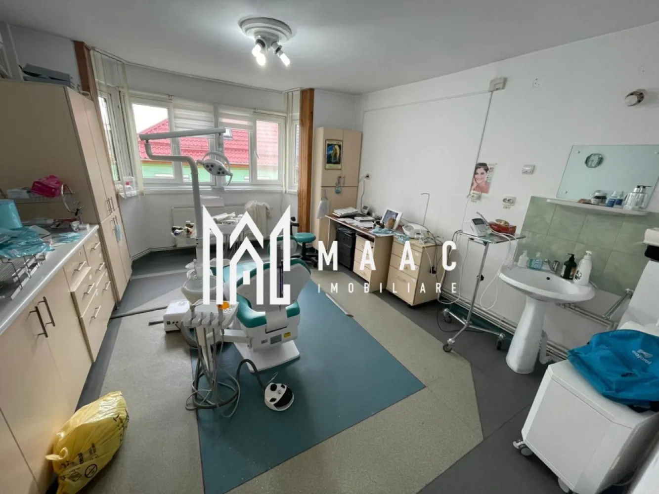 Spațiu medical I 100 mp I Calea Dumbrăvii I Sibiu - MAAC Imobiliare vă propune spre vânzare un spațiu medical situat pe Calea Dumbrăvii, una dintre cele mai apreciate și bine cotate zone din Sibiu. Proprietatea este ideală pentru desfășurarea activității de stomatologie sau alte servicii medicale, fiind complet utilată și pregătită pentru funcționare imediată. Date principale: Suprafață utilă totală: 100 mp Compartimentare pe două niveluri: Etajul 1 + Etajul 2 4 încăperi funcționale Zonă recepție / primire pacienți Se vinde cu echipamentele incluse în preț Posibilitate de achiziție fără echipamente Compartimentare: Etajul 1: 2 camere pentru cabinet Recepție și zonă de așteptare pacienți Spațiu organizat eficient pentru flux medical Etajul 2: 1 cameră suplimentară, potrivită pentru cabinet, sală tratamente, birou sau spațiu administrativ Imobilul este amenajat special pentru activitate stomatologică și respectă cerințele necesare desfășurării acestui tip de activitate. Configurația permite atât funcționarea unui cabinet individual, cât și dezvoltarea unei mini-clinici. Avantaje locație: Zonă premium din Sibiu Acces facil și vizibilitate foarte bună Adresă cunoscută și apreciată pentru activități medicale Potențial investițional ridicat Acest spațiu medical de vânzare în Sibiu reprezintă o oportunitate excelentă pentru medici stomatologi care doresc să înceapă imediat activitatea sau pentru investitori interesați de achiziția unui cabinet complet echipat într-o zonă de top. Pentru mai multe detalii sau pentru a programa o vizionare, nu ezitați să ne contactați. Menționați ID-ul anunțului: CP2926812. }}