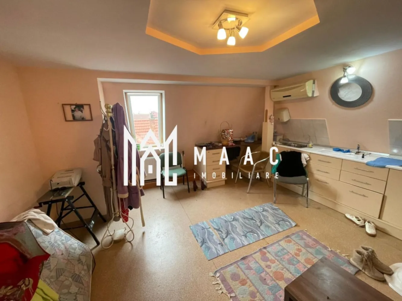 Spațiu medical I 100 mp I Calea Dumbrăvii I Sibiu - MAAC Imobiliare vă propune spre vânzare un spațiu medical situat pe Calea Dumbrăvii, una dintre cele mai apreciate și bine cotate zone din Sibiu. Proprietatea este ideală pentru desfășurarea activității de stomatologie sau alte servicii medicale, fiind complet utilată și pregătită pentru funcționare imediată. Date principale: Suprafață utilă totală: 100 mp Compartimentare pe două niveluri: Etajul 1 + Etajul 2 4 încăperi funcționale Zonă recepție / primire pacienți Se vinde cu echipamentele incluse în preț Posibilitate de achiziție fără echipamente Compartimentare: Etajul 1: 2 camere pentru cabinet Recepție și zonă de așteptare pacienți Spațiu organizat eficient pentru flux medical Etajul 2: 1 cameră suplimentară, potrivită pentru cabinet, sală tratamente, birou sau spațiu administrativ Imobilul este amenajat special pentru activitate stomatologică și respectă cerințele necesare desfășurării acestui tip de activitate. Configurația permite atât funcționarea unui cabinet individual, cât și dezvoltarea unei mini-clinici. Avantaje locație: Zonă premium din Sibiu Acces facil și vizibilitate foarte bună Adresă cunoscută și apreciată pentru activități medicale Potențial investițional ridicat Acest spațiu medical de vânzare în Sibiu reprezintă o oportunitate excelentă pentru medici stomatologi care doresc să înceapă imediat activitatea sau pentru investitori interesați de achiziția unui cabinet complet echipat într-o zonă de top. Pentru mai multe detalii sau pentru a programa o vizionare, nu ezitați să ne contactați. Menționați ID-ul anunțului: CP2926812. }}