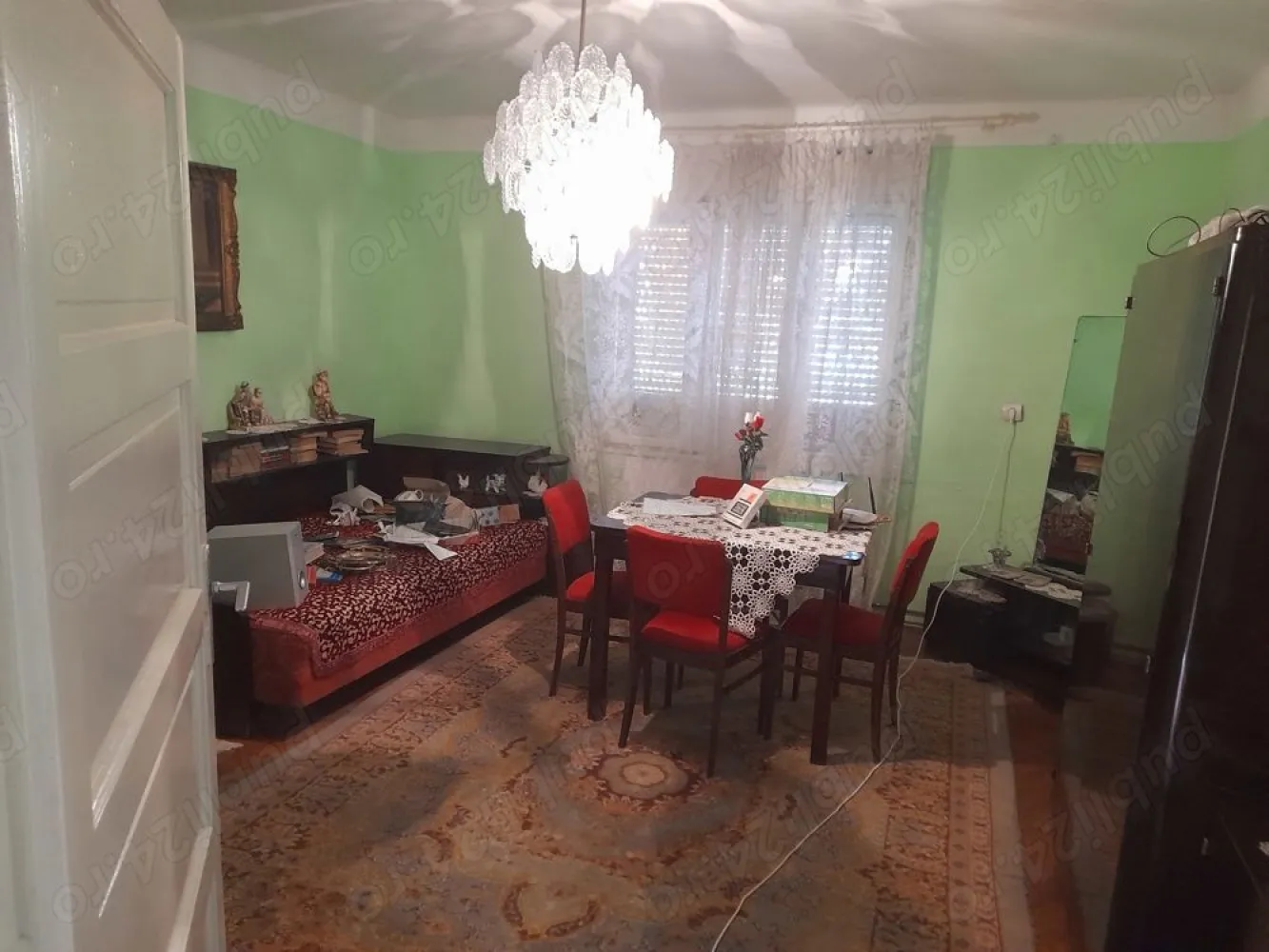 BRASADAS vinde casa cu 4 cam in zonă Closca - Agenția imobiliara BRASADAS vinde casa spațioasă situată în zona CLOSCA. Suprafață teren 852 mp. front stradala 17,80 m suprafață construită la sol 240 m plus demisol 18 m. Este compartimentata eficient, suprafețe mari decomandate cu 2 bai si bucătărie. Imobilul este dotat cu utilitățile necesare pentru o bună utilizare ,curent 380v, apa canal,încălzire centrală pe gaz. Imobilu se pretează atât pentru locuit cât pentru diverse activități comerciale. }}