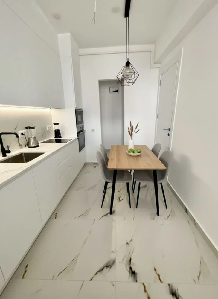 Gars Militari Residence - Tineretului - iulie 2027 - TVA INCLUS !! Vă prezentăm o garsonieră deosebită, situată în cartierul Militari Residence, într-un bloc modern cu regim de înălțime P+6, poziționat strategic pentru a vă oferi confort și accesibilitate. Detalii proprietate: - Tip: Garsonieră - Termen de finalizare: iulie 2027 - Locație: Militari Residence strada Tineretului Avantaje: - Bloc nou, construit cu materiale de calitate, garantând un standard ridicat de confort. - Poziție excelentă, în imediata apropiere a mijloacelor de transport în comun, pentru o deplasare facilă către orice zonă a orașului. - Acces rapid la instituții educaționale (școli publice), centre comerciale, supermarketuri și mall-uri. - Zonă liniștită, ideală pentru locuit sau investiție. Acum este momentul să achiziționați locuința visurilor dumneavoastră! Contactați-ne pentru mai multe detalii și programarea unei vizionări. }}