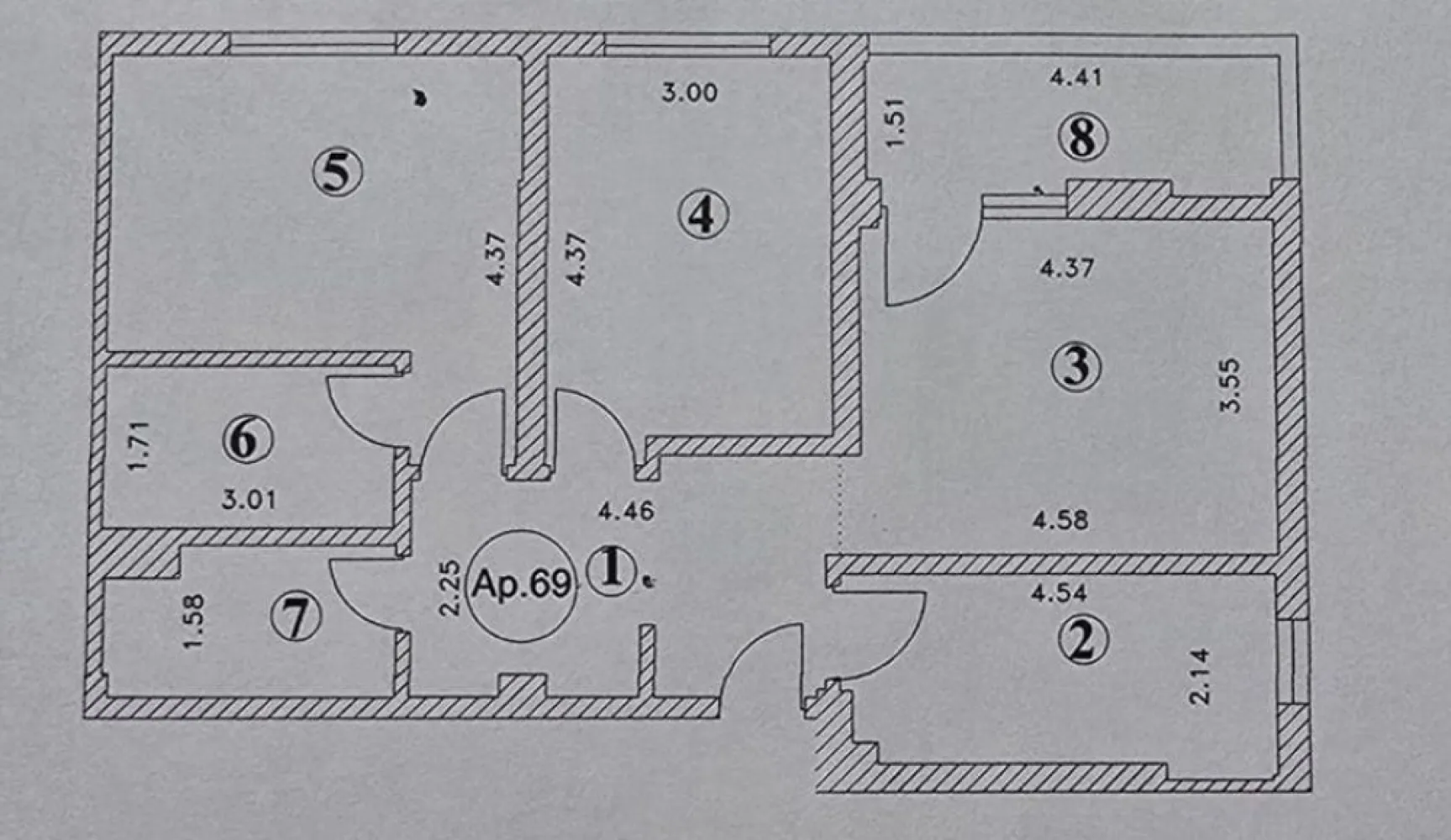 Apartament cu 3 camere decomandat Militari- Pollux Residence - COMISION 0% Vă propunem spre vânzare un apartament cu 3 camere, decomandat, situat în complexul rezidențial Pollux Residence, o zonă modernă și bine conectată din cartierul Militari. Locuința este amplasată la etajul 3 din 8 al unui imobil construit recent, cu lift și spații comune bine întreținute. Apartamentul are o compartimentare eficientă și practică, fiind compus din living generos, două dormitoare luminoase, bucătărie separată, două băi și balcon. Configurația decomandată oferă intimitate și confort, fiind ideală pentru o familie sau pentru investiție. Apartamentul se vinde nemobilat, oferind viitorului proprietar libertatea de a-l amenaja și personaliza după propriul gust și necesități. Spațiul generos permite multiple variante de design interior și optimizare a fiecărei încăperi. Complexul beneficiază de acces securizat și este situat în apropierea supermarketurilor, școlilor, grădinițelor, restaurantelor și mijloacelor de transport în comun. Accesul rapid către centre comerciale importante și către principalele artere ale orașului face din această proprietate o alegere practică atât pentru locuit, cât și pentru investiție pe termen lung. }}