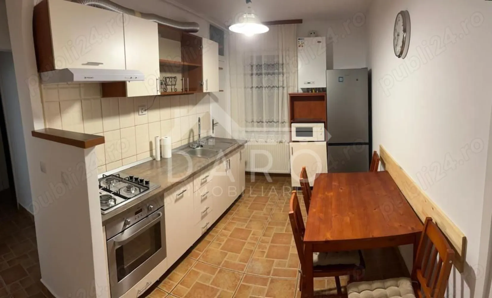Închirez apartament cu 3 camere, 70mp, zona Tudor. - Persoană fizică închiriez apartament cu 3 camere decomandate , cu un living ,2 dormitoare , bucătărie utilată ,cămară , 2 băi și un balcon.Apartamentul este situat în Tudor pe str. Transilvania, lângă școala nr.18 și lăngă Universitatea Dimitrie Cantemir, în plus regăsiți în zonă toate punctele de interes.Apartamentul este la etajul 4 4 , izolat în exterior , este intr-o zonă liniștită . }}