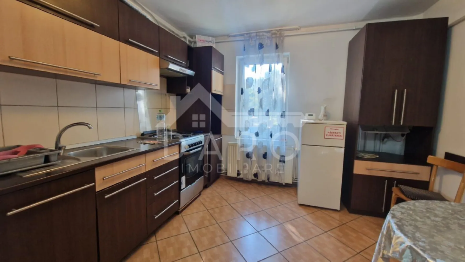 🏡 Apartament de vânzare – 2 camere | Etaj 1 | Zona Tudor – lângă Shop - 🏡 Apartament de vânzare – 2 camere | Etaj 1 | Zona Tudor – lângă Shopping City | 121.000 € Se oferă spre vânzare apartament confort 1, situat la ieșirea din cartierul Tudor, în apropiere de Shopping City și benzinăria MOL, într-o zonă cu acces rapid către toate punctele de interes. 💰 Preț: 121.000 € (negociabil) 🏢 Etaj: 1 ✔ complet mobilat și utilat ✔ disponibil pentru mutare imediată Compartimentare: ✔ living ✔ dormitor ✔ bucătărie spațioasă ✔ baie ✔ hol ✔ 2 balcoane închise cu termopan ✔ pivniță Dotări și utilități: ✔ aer condiționat ✔ geamuri termopan ✔ apartament mobilat și utilat complet Avantaje: 📍 locație excelentă – aproape de Shopping City, magazine și transport 📍 locuri de parcare atât în fața, cât și în spatele blocului 📍 etaj inferior – acces facil 📍 ideal pentru locuință sau investiție 💎 O oportunitate pentru cei care caută un apartament bine poziționat, într-o zonă foarte căutată din Tudor. 🤝 Proprietate promovată prin DARO Imobiliare 💳 Pentru achiziție, prin Kiwi Finance beneficiezi de: ✔ analiză GRATUITĂ a eligibilității ✔ acces la oferte de la peste 12 bănci ✔ negocierea dobânzii în favoarea ta ✔ suport complet până la semnarea contractului 📞 Detalii și vizionări: Coman Maria – DARO Imobiliare & Kiwi Finance 📱 0749 535 729 🔑 DARO Imobiliare – găsim proprietatea potrivită. 💳 Kiwi Finance – obținem creditul pentru a o cumpăra. }}