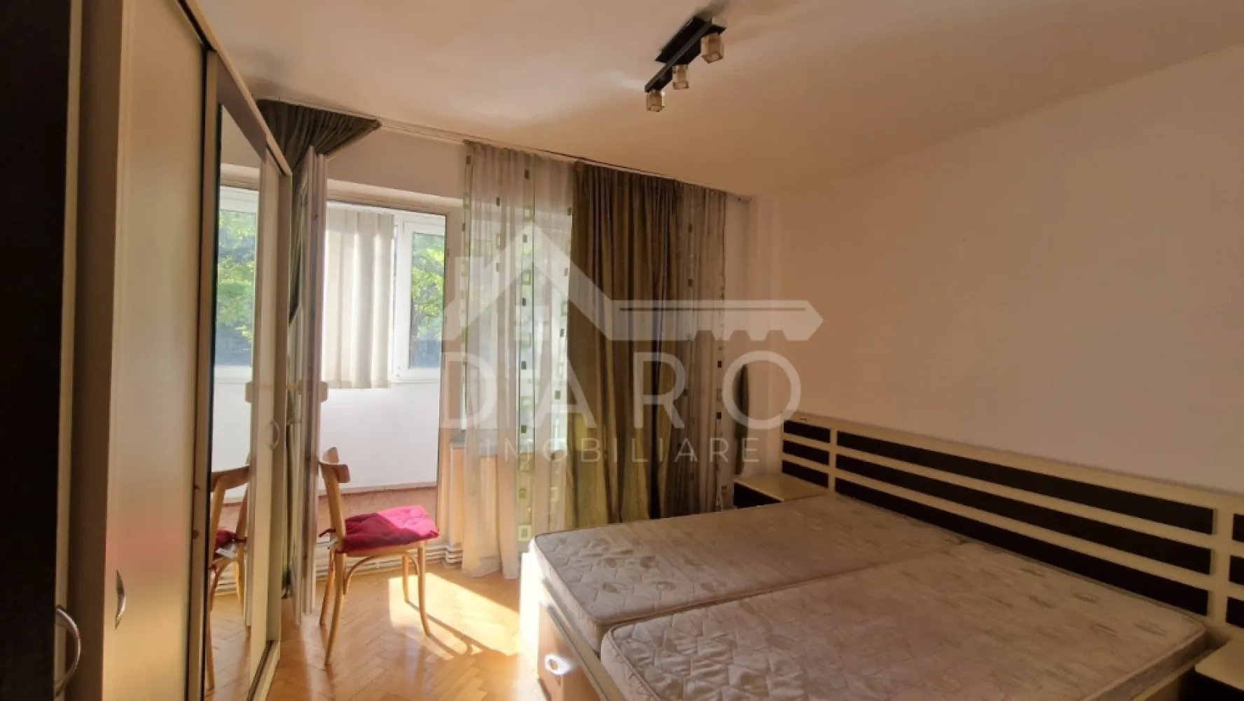 🏡 Apartament de vânzare – 2 camere | Etaj 1 | Zona Tudor – lângă Shop - 🏡 Apartament de vânzare – 2 camere | Etaj 1 | Zona Tudor – lângă Shopping City | 121.000 € Se oferă spre vânzare apartament confort 1, situat la ieșirea din cartierul Tudor, în apropiere de Shopping City și benzinăria MOL, într-o zonă cu acces rapid către toate punctele de interes. 💰 Preț: 121.000 € (negociabil) 🏢 Etaj: 1 ✔ complet mobilat și utilat ✔ disponibil pentru mutare imediată Compartimentare: ✔ living ✔ dormitor ✔ bucătărie spațioasă ✔ baie ✔ hol ✔ 2 balcoane închise cu termopan ✔ pivniță Dotări și utilități: ✔ aer condiționat ✔ geamuri termopan ✔ apartament mobilat și utilat complet Avantaje: 📍 locație excelentă – aproape de Shopping City, magazine și transport 📍 locuri de parcare atât în fața, cât și în spatele blocului 📍 etaj inferior – acces facil 📍 ideal pentru locuință sau investiție 💎 O oportunitate pentru cei care caută un apartament bine poziționat, într-o zonă foarte căutată din Tudor. 🤝 Proprietate promovată prin DARO Imobiliare 💳 Pentru achiziție, prin Kiwi Finance beneficiezi de: ✔ analiză GRATUITĂ a eligibilității ✔ acces la oferte de la peste 12 bănci ✔ negocierea dobânzii în favoarea ta ✔ suport complet până la semnarea contractului 📞 Detalii și vizionări: Coman Maria – DARO Imobiliare & Kiwi Finance 📱 0749 535 729 🔑 DARO Imobiliare – găsim proprietatea potrivită. 💳 Kiwi Finance – obținem creditul pentru a o cumpăra. }}