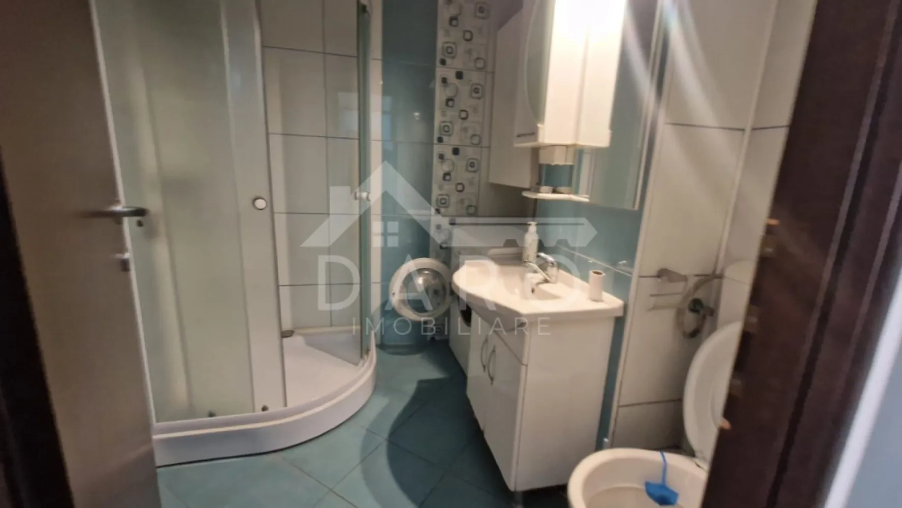 🏡 Apartament de vânzare – 2 camere | Etaj 1 | Zona Tudor – lângă Shop - 🏡 Apartament de vânzare – 2 camere | Etaj 1 | Zona Tudor – lângă Shopping City | 121.000 € Se oferă spre vânzare apartament confort 1, situat la ieșirea din cartierul Tudor, în apropiere de Shopping City și benzinăria MOL, într-o zonă cu acces rapid către toate punctele de interes. 💰 Preț: 121.000 € (negociabil) 🏢 Etaj: 1 ✔ complet mobilat și utilat ✔ disponibil pentru mutare imediată Compartimentare: ✔ living ✔ dormitor ✔ bucătărie spațioasă ✔ baie ✔ hol ✔ 2 balcoane închise cu termopan ✔ pivniță Dotări și utilități: ✔ aer condiționat ✔ geamuri termopan ✔ apartament mobilat și utilat complet Avantaje: 📍 locație excelentă – aproape de Shopping City, magazine și transport 📍 locuri de parcare atât în fața, cât și în spatele blocului 📍 etaj inferior – acces facil 📍 ideal pentru locuință sau investiție 💎 O oportunitate pentru cei care caută un apartament bine poziționat, într-o zonă foarte căutată din Tudor. 🤝 Proprietate promovată prin DARO Imobiliare 💳 Pentru achiziție, prin Kiwi Finance beneficiezi de: ✔ analiză GRATUITĂ a eligibilității ✔ acces la oferte de la peste 12 bănci ✔ negocierea dobânzii în favoarea ta ✔ suport complet până la semnarea contractului 📞 Detalii și vizionări: Coman Maria – DARO Imobiliare & Kiwi Finance 📱 0749 535 729 🔑 DARO Imobiliare – găsim proprietatea potrivită. 💳 Kiwi Finance – obținem creditul pentru a o cumpăra. }}