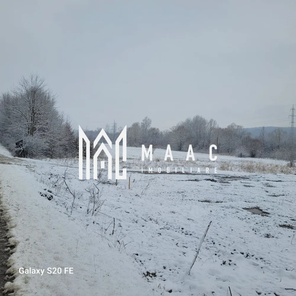 Super oferta I teren intravilan de vanzare in Cisnadie - MAAC Imobiliare vă propune spre vânzare un teren intravilan cu suprafața de 1.466 mp, situat pe Strada Selimbarului in Cisnadie, în apropiere de Sibiu, într-o zonă în continuă dezvoltare, apreciată pentru peisajul natural, liniște și accesibilitate. Acest teren se află într-o zonă ideală pentru investiții, fie că este vorba despre dezvoltări rezidențiale, construcții individuale sau proiecte comerciale pe termen mediu și lung. Locația oferă acces rapid către Sibiu, dar și către localitățile din jur, fiind o alegere excelentă pentru cei care își doresc să fie aproape de oraș, dar departe de agitația urbană. Suprafață: 1.466 mp Categoria: Intravilan Utilități: disponibile în imediata apropiere (electricitate, apă, gaz, canalizare) Pentru mai multe detalii, vă rugăm să ne contactați, menționând ID: CP2935680 }}