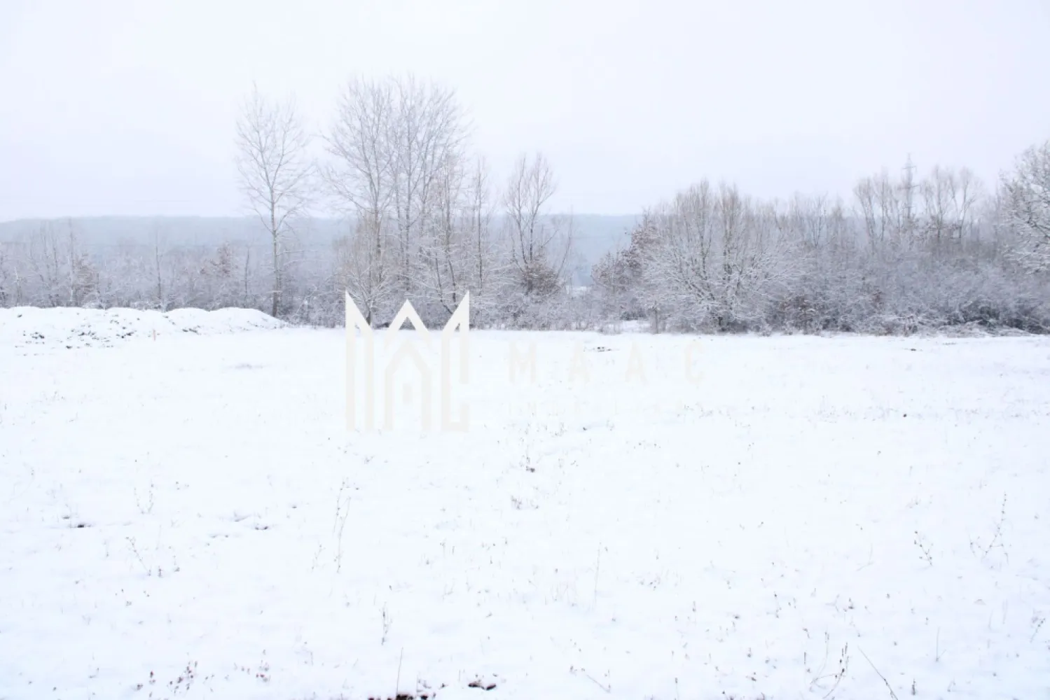 Super oferta I teren intravilan de vanzare in Cisnadie - MAAC Imobiliare vă propune spre vânzare un teren intravilan cu suprafața de 1.466 mp, situat pe Strada Selimbarului in Cisnadie, în apropiere de Sibiu, într-o zonă în continuă dezvoltare, apreciată pentru peisajul natural, liniște și accesibilitate. Acest teren se află într-o zonă ideală pentru investiții, fie că este vorba despre dezvoltări rezidențiale, construcții individuale sau proiecte comerciale pe termen mediu și lung. Locația oferă acces rapid către Sibiu, dar și către localitățile din jur, fiind o alegere excelentă pentru cei care își doresc să fie aproape de oraș, dar departe de agitația urbană. Suprafață: 1.466 mp Categoria: Intravilan Utilități: disponibile în imediata apropiere (electricitate, apă, gaz, canalizare) Pentru mai multe detalii, vă rugăm să ne contactați, menționând ID: CP2935680 }}