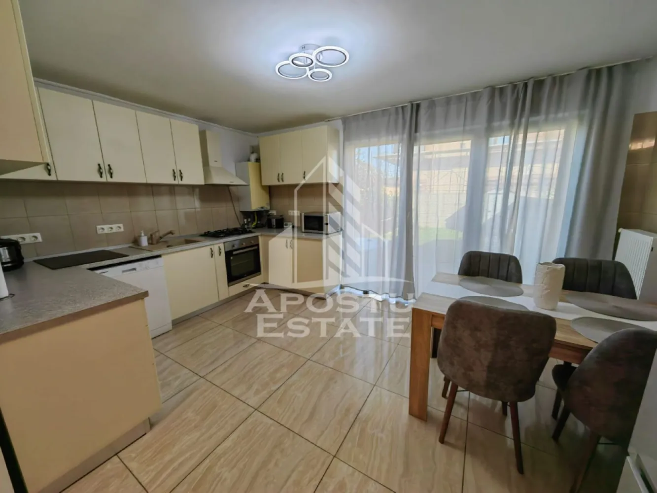 Casa insiruita,cu 4 camere,pet friendly,Dumbravita