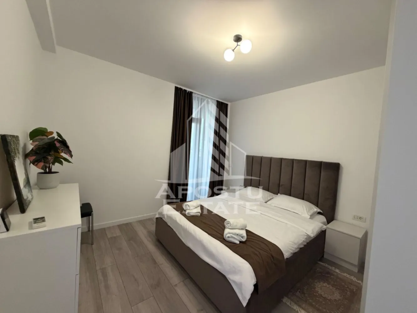 Apartament de vânzare cu 2 camere, X-City Tower,Torontalului,Timișoara - Agenţia imobiliara Apostu Estate va propune spre vânzare un apartament nou cu 2 camere ,situat în zona Torontalului ,în complexul X-City Tower,una dintre cele mai căutate zone din Timisoara . Ideal atât pentru locuinţa proprie , cat si 
pentru investiție 
Imobilul este amplasat la etajul 6 din 11, având o priveliște frumoasa , și o suprafață utilă de 46,20 mp
Și un balcon deschis 
Compartimentare :
-Bucătărie mobilată
-Living mobilat open space cu bucătăria și ieșire pe balcon 
-Dormitor matrimonial mobilat cu ieșire pe balcon 
-Baie cu cada

Apartamentul se vinde complet mobilat , conform pozelor

Beneficii suplimentare :
- Compartimentare funcțională și modernă 
- Aer condiționat 
- Zona excelenta pentru locuit sau investiţie
-Loc de parcare subteran 
Vecinătăţi :
-Lidl
-Iulius Mall
-Scoli 
-Facultatea de medicină veterinară 
-Mijloace de transport in comun

Pentru mai multe detalii si programarea unei vizionari , va stam cu drag la dispoziţie .

Agenţia imobiliara Apostu Estate vă oferă consultanta bancara gratuita prin intermediul colaboratorilor noştri pentru alegerea celui mai potrivit tip de credit , astfel încât tu să devii noul proprietar al acestui apartament
ID INTERN: CP3199729