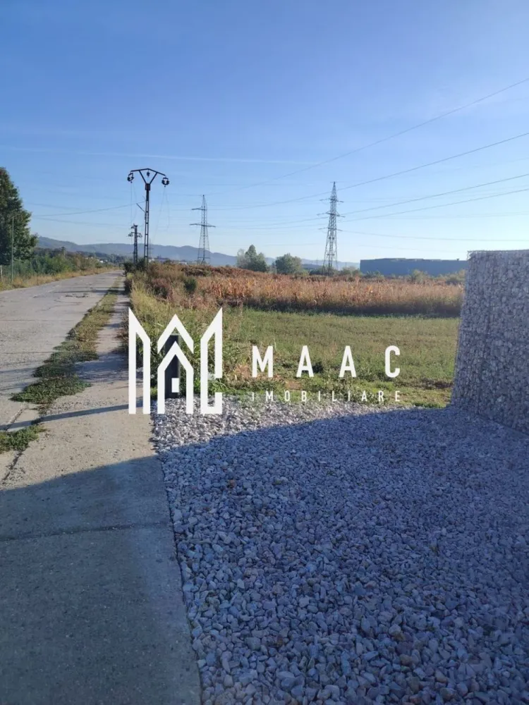 Teren de vânzare – Zonă industrială, lângă Vilmar - Maac Imobiliare propune spre vânzare un teren cu potențial industrial, situat în apropiere de Vilmar, într-o zonă cu acces facil și vizibilitate foarte bună. 📐 Suprafață totală: 11.125 mp 📏 Deschidere la drum: 99,68 ml 📏 Lungime teren: 113,28 ml 🔹 Amplasat în zonă industrială 🔹 Acces direct la drum 🔹 Ideal pentru: construcție hală de producție depozitare sediu firmă activități logistice sau comerciale Terenul beneficiază de o poziție strategică, potrivită pentru dezvoltare industrială sau investiție pe termen lung. 📞 Pentru informații suplimentare și detalii privind documentația urbanistică, contactați Maac Imobiliare. }}