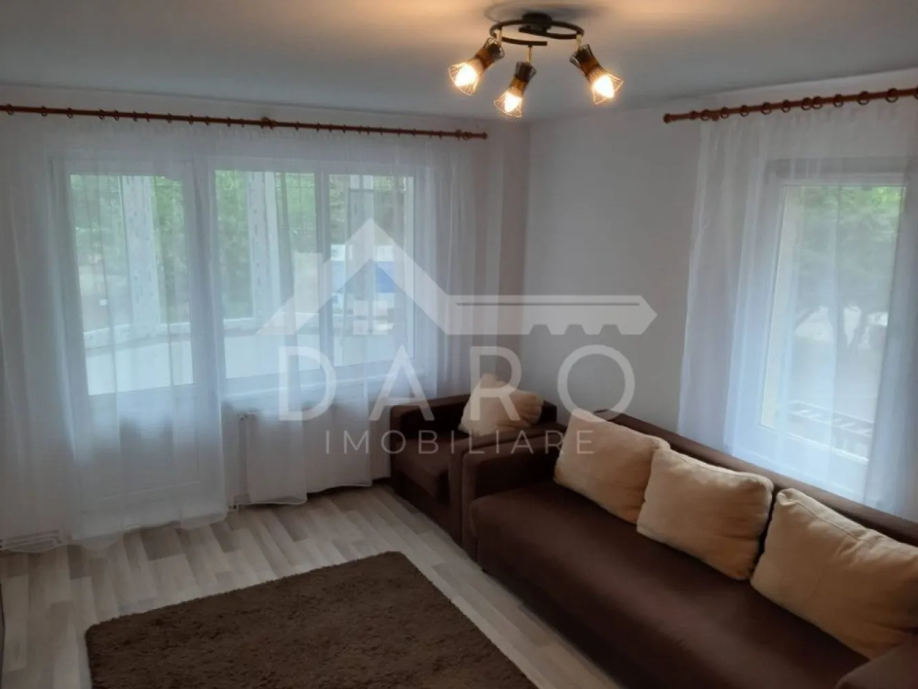 🏡 Apartament 3 camere de vânzare / închiriere – Poli 2 | Etaj 1 | 84 - 🏡 Apartament 3 camere de vânzare / închiriere – Poli 2 | Etaj 1 | 84 mp Se oferă spre vânzare sau închiriere apartament spațios cu 3 camere, situat la etajul 1 din 4, într-un bloc solid din beton, construit în 1991, în zona centrală – Poli 2. O locuință ideală pentru familie sau investiție, cu poziționare excelentă și compartimentare practică. 💰 Preț vânzare: 215.000 € 💰 Preț închiriere: 210 €/lună 📐 Suprafață utilă: 84 mp ✔ etaj intermediar – foarte căutat ✔ zonă centrală, cu acces rapid către toate facilitățile Compartimentare: ✔ hol generos ✔ living + 2 dormitoare ✔ bucătărie separată ✔ cămară ✔ 2 băi ✔ 2 balcoane (unul izolat) Dotări și beneficii: ✔ mobilat complet – mobilier de calitate ✔ centrală termică proprie ✔ ferestre PVC (termopan) ✔ ușă metalică la intrare ✔ interfon ✔ calorifere ✔ bucătărie mobilată și utilată ✔ internet și apometre ✔ finisaje: parchet, gresie, faianță Spații suplimentare: ✔ boxă la subsol ✔ spațiu de depozitare în pod ✔ sistem de supraveghere video ✔ străzi asfaltate Avantaje locație: 📍 zonă centrală – Poli 2 📍 aproape de clinici medicale 📍 grădiniță și școală în apropiere 📍 acces rapid la mall 📍 stație de autobuz la câteva minute 📍 aproape de centrul orașului 💎 Un apartament spațios, bine poziționat și complet pregătit pentru locuire sau investiție. 🤝 Proprietate promovată prin DARO Imobiliare 💳 Pentru achiziție, prin Kiwi Finance beneficiezi de: ✔ analiză GRATUITĂ a eligibilității ✔ acces la oferte de la peste 12 bănci ✔ negocierea dobânzii în favoarea ta ✔ suport complet până la semnarea contractului 📞 Detalii și vizionări: Coman Maria – DARO Imobiliare & Kiwi Finance 📱 0749 535 729 🔑 DARO Imobiliare – găsim proprietatea potrivită. 💳 Kiwi Finance – obținem creditul pentru a o cumpăra.. }}
