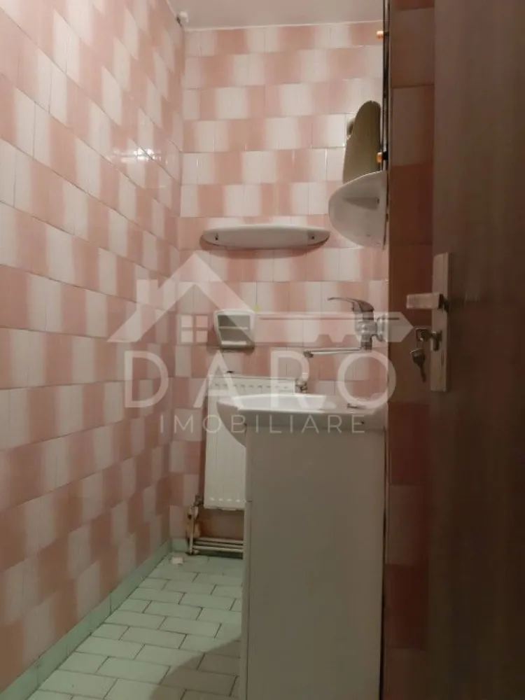 🏡 Apartament 3 camere de vânzare / închiriere – Poli 2 | Etaj 1 | 84 - 🏡 Apartament 3 camere de vânzare / închiriere – Poli 2 | Etaj 1 | 84 mp Se oferă spre vânzare sau închiriere apartament spațios cu 3 camere, situat la etajul 1 din 4, într-un bloc solid din beton, construit în 1991, în zona centrală – Poli 2. O locuință ideală pentru familie sau investiție, cu poziționare excelentă și compartimentare practică. 💰 Preț vânzare: 215.000 € 💰 Preț închiriere: 210 €/lună 📐 Suprafață utilă: 84 mp ✔ etaj intermediar – foarte căutat ✔ zonă centrală, cu acces rapid către toate facilitățile Compartimentare: ✔ hol generos ✔ living + 2 dormitoare ✔ bucătărie separată ✔ cămară ✔ 2 băi ✔ 2 balcoane (unul izolat) Dotări și beneficii: ✔ mobilat complet – mobilier de calitate ✔ centrală termică proprie ✔ ferestre PVC (termopan) ✔ ușă metalică la intrare ✔ interfon ✔ calorifere ✔ bucătărie mobilată și utilată ✔ internet și apometre ✔ finisaje: parchet, gresie, faianță Spații suplimentare: ✔ boxă la subsol ✔ spațiu de depozitare în pod ✔ sistem de supraveghere video ✔ străzi asfaltate Avantaje locație: 📍 zonă centrală – Poli 2 📍 aproape de clinici medicale 📍 grădiniță și școală în apropiere 📍 acces rapid la mall 📍 stație de autobuz la câteva minute 📍 aproape de centrul orașului 💎 Un apartament spațios, bine poziționat și complet pregătit pentru locuire sau investiție. 🤝 Proprietate promovată prin DARO Imobiliare 💳 Pentru achiziție, prin Kiwi Finance beneficiezi de: ✔ analiză GRATUITĂ a eligibilității ✔ acces la oferte de la peste 12 bănci ✔ negocierea dobânzii în favoarea ta ✔ suport complet până la semnarea contractului 📞 Detalii și vizionări: Coman Maria – DARO Imobiliare & Kiwi Finance 📱 0749 535 729 🔑 DARO Imobiliare – găsim proprietatea potrivită. 💳 Kiwi Finance – obținem creditul pentru a o cumpăra.. }}