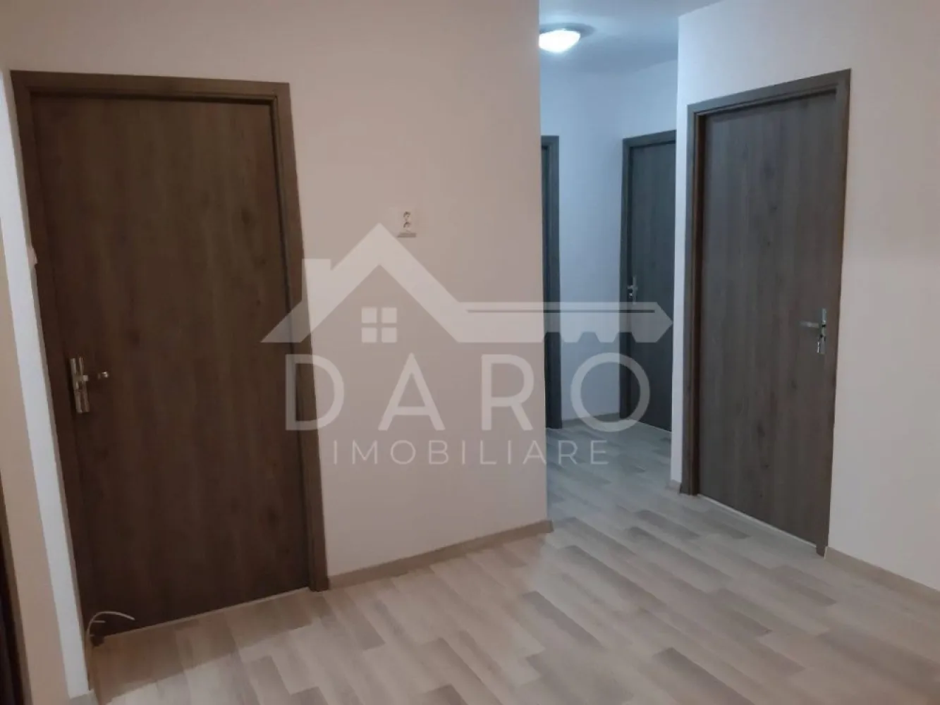 🏡 Apartament 3 camere de vânzare / închiriere – Poli 2 | Etaj 1 | 84 - 🏡 Apartament 3 camere de vânzare / închiriere – Poli 2 | Etaj 1 | 84 mp Se oferă spre vânzare sau închiriere apartament spațios cu 3 camere, situat la etajul 1 din 4, într-un bloc solid din beton, construit în 1991, în zona centrală – Poli 2. O locuință ideală pentru familie sau investiție, cu poziționare excelentă și compartimentare practică. 💰 Preț vânzare: 215.000 € 💰 Preț închiriere: 210 €/lună 📐 Suprafață utilă: 84 mp ✔ etaj intermediar – foarte căutat ✔ zonă centrală, cu acces rapid către toate facilitățile Compartimentare: ✔ hol generos ✔ living + 2 dormitoare ✔ bucătărie separată ✔ cămară ✔ 2 băi ✔ 2 balcoane (unul izolat) Dotări și beneficii: ✔ mobilat complet – mobilier de calitate ✔ centrală termică proprie ✔ ferestre PVC (termopan) ✔ ușă metalică la intrare ✔ interfon ✔ calorifere ✔ bucătărie mobilată și utilată ✔ internet și apometre ✔ finisaje: parchet, gresie, faianță Spații suplimentare: ✔ boxă la subsol ✔ spațiu de depozitare în pod ✔ sistem de supraveghere video ✔ străzi asfaltate Avantaje locație: 📍 zonă centrală – Poli 2 📍 aproape de clinici medicale 📍 grădiniță și școală în apropiere 📍 acces rapid la mall 📍 stație de autobuz la câteva minute 📍 aproape de centrul orașului 💎 Un apartament spațios, bine poziționat și complet pregătit pentru locuire sau investiție. 🤝 Proprietate promovată prin DARO Imobiliare 💳 Pentru achiziție, prin Kiwi Finance beneficiezi de: ✔ analiză GRATUITĂ a eligibilității ✔ acces la oferte de la peste 12 bănci ✔ negocierea dobânzii în favoarea ta ✔ suport complet până la semnarea contractului 📞 Detalii și vizionări: Coman Maria – DARO Imobiliare & Kiwi Finance 📱 0749 535 729 🔑 DARO Imobiliare – găsim proprietatea potrivită. 💳 Kiwi Finance – obținem creditul pentru a o cumpăra.. }}