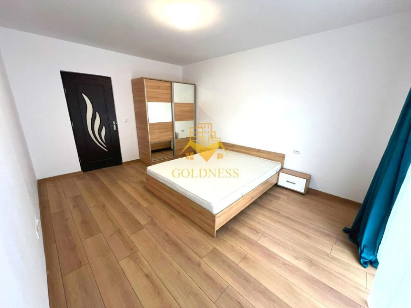 3 camere, Parcare, Floresti, Str. Tineretului, Zona Somesului - GOLDNESS Imobiliare vă propune spre închiriere un apartament cu 3 camere open-space complet mobilat și utilat, la etajul 1 într-un imobil de etaje, în Florești, str. Tineretului 20-22 . Dispune de loc de parcare in fata blocului! Se află în apropierea stațiilor de transport în comun, magazine, restaurante, spații verzi, farmacii, etc. Apartamentul este compartimentat astfel: - dormitor cu pat matrimonial, dressing, noptiere - dormitor cu pat matrimonial, dressing, noptiere - living cu bucatarie open space complet utilată, canapea extensibilă, loc de servit masa - baie cu vana, calorifer port prosop și dulap pentru depozitare. - bacon de 6 mp. Imobilul este dotat cu toate cele necesare- centrală proprie, mașină de spălat haine, frigider, plită electrică, hotă, etc. Dacă sunteți interesați de acest apartament și doriți să îl vizionați, dar și pentru alte oferte nu ezitați să ne contactați telefonic sau prin e-mail. Vă stăm la dispoziție! Pentru intermediere se percepe un comision de 50% din prețul chiriei! }}