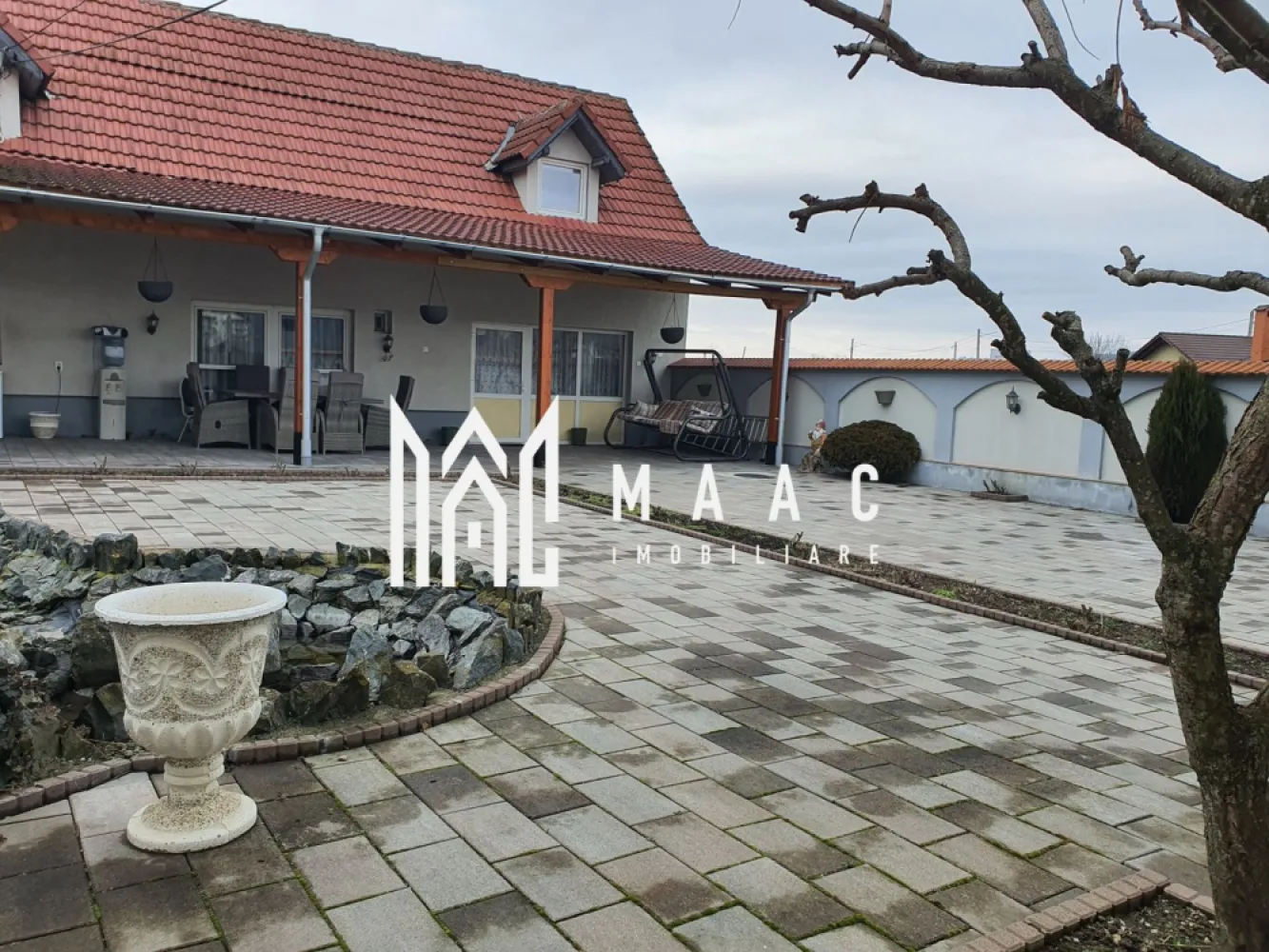 Proprietate cu 2 case | 540 mp utili | Teren 1000 mp | Tălmaciu - MAAC Imobiliare vă propune spre vânzare o proprietate deosebită situată în Tălmaciu, formată din două case complet funcționale, amplasate pe un teren generos de 1000 mp, cu grădină cu pomi fructiferi și curte amenajată. Proprietatea este ideală pentru locuință multifamilială, pensiune, azil sau investiție. Detalii generale Suprafață totală teren: 1000 mp Grădină cu pomi fructiferi: 400 mp 2 case complet utilate Curte pavată recent, amenajată Posibilitate schimb cu apartamente în Sibiu Casa principală — 390 mp utili (D+P+E) Compartimentare: 5 dormitoare 3 bucătării mobilate și utilate 4 băi distribuite eficient pe niveluri Demisol + parter înalt + etaj Fiecare nivel dispune de centrală proprie și calorifere Pivniță Casă spațioasă, ideală pentru familie mare, activități turistice sau spații de locuit separate. Casa secundară — 150 mp utili (P+E) Parter: Living generos open-space Bucătărie modernă utilată Șemineu funcțional Baie Hol cu scară interioară Etaj: 2 dormitoare foarte mari 1 dormitor cu baie proprie Încălzirea se face: cu centrală proprie și calorifere sau prin șemineu conectat la calorifere (se poate alege sursa de încălzire) Spațiu suplimentar Cameră de aprox. 20 mp cu baie proprie Conectată la încălzire Inițial garaj — se poate transforma din nou foarte ușor Intrare separată din curte Curte & exterior Curte generoasă, recent pavată Fântână arteziană Zonă de relaxare Zonă grătar Acces direct către grădina cu pomi fructiferi din casa secundară Dotări & utilități Gaz, curent, apă, canalizare Internet și cablu TV Case izolate termic Geamuri termopan Acoperiș țiglă de calitate Finisaje: gresie, faianță, parchet laminat 4 mașini de spălat rufe Mașină de spălat vase Televizoare Avantaje Proprietate mare, versatilă Ideală pentru pensiune, azil, locuință multifamilială Curte și grădină generoasă 2 case complet funcționale Posibilitate schimb cu 1-2 apartamente în Sibiu + diferență 📞 Contactează-ne pentru mai multe detalii sau pentru a programa o vizionare, menționează CP2922604! }}