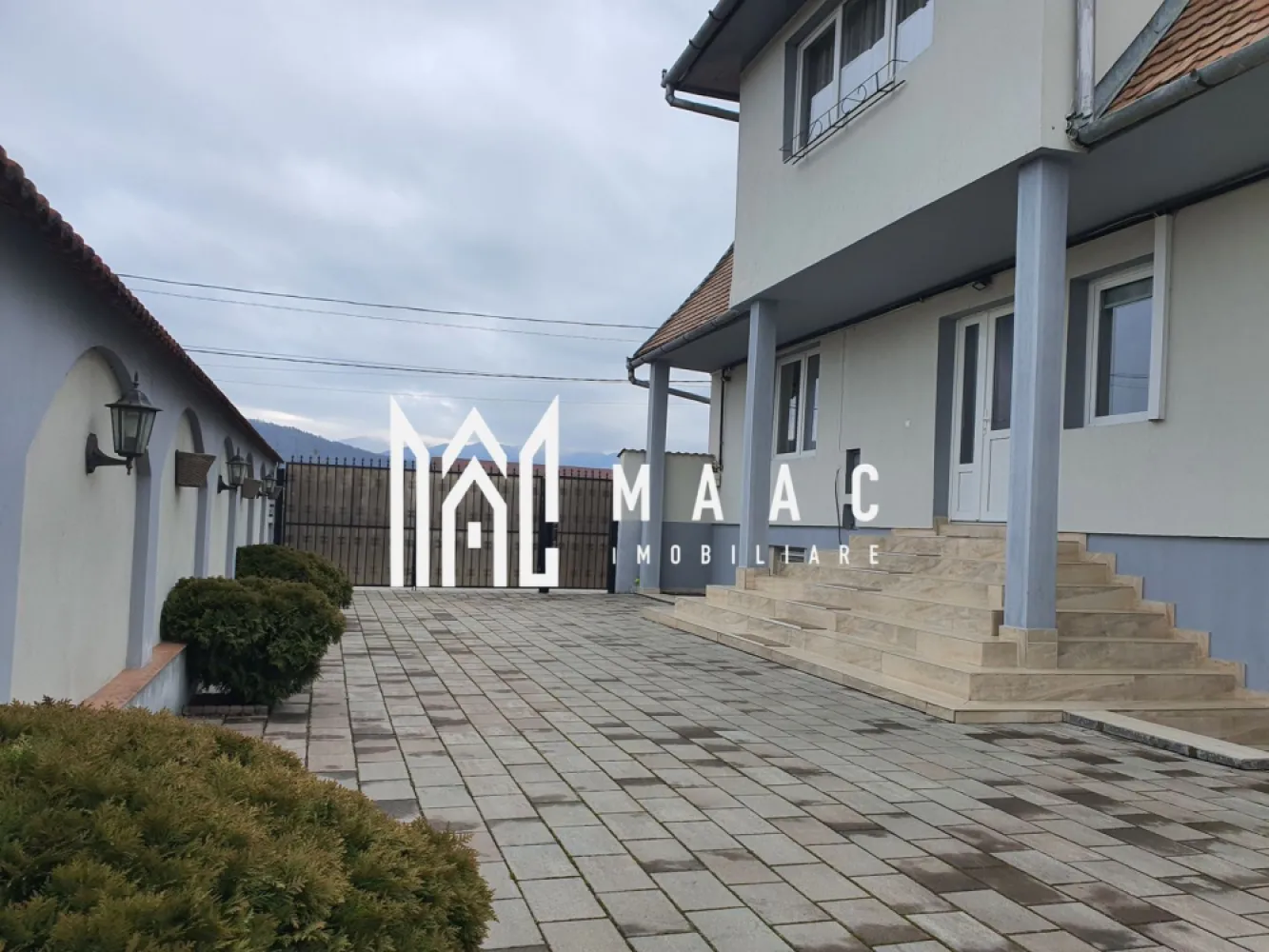 Proprietate cu 2 case | 540 mp utili | Teren 1000 mp | Tălmaciu - MAAC Imobiliare vă propune spre vânzare o proprietate deosebită situată în Tălmaciu, formată din două case complet funcționale, amplasate pe un teren generos de 1000 mp, cu grădină cu pomi fructiferi și curte amenajată. Proprietatea este ideală pentru locuință multifamilială, pensiune, azil sau investiție. Detalii generale Suprafață totală teren: 1000 mp Grădină cu pomi fructiferi: 400 mp 2 case complet utilate Curte pavată recent, amenajată Posibilitate schimb cu apartamente în Sibiu Casa principală — 390 mp utili (D+P+E) Compartimentare: 5 dormitoare 3 bucătării mobilate și utilate 4 băi distribuite eficient pe niveluri Demisol + parter înalt + etaj Fiecare nivel dispune de centrală proprie și calorifere Pivniță Casă spațioasă, ideală pentru familie mare, activități turistice sau spații de locuit separate. Casa secundară — 150 mp utili (P+E) Parter: Living generos open-space Bucătărie modernă utilată Șemineu funcțional Baie Hol cu scară interioară Etaj: 2 dormitoare foarte mari 1 dormitor cu baie proprie Încălzirea se face: cu centrală proprie și calorifere sau prin șemineu conectat la calorifere (se poate alege sursa de încălzire) Spațiu suplimentar Cameră de aprox. 20 mp cu baie proprie Conectată la încălzire Inițial garaj — se poate transforma din nou foarte ușor Intrare separată din curte Curte & exterior Curte generoasă, recent pavată Fântână arteziană Zonă de relaxare Zonă grătar Acces direct către grădina cu pomi fructiferi din casa secundară Dotări & utilități Gaz, curent, apă, canalizare Internet și cablu TV Case izolate termic Geamuri termopan Acoperiș țiglă de calitate Finisaje: gresie, faianță, parchet laminat 4 mașini de spălat rufe Mașină de spălat vase Televizoare Avantaje Proprietate mare, versatilă Ideală pentru pensiune, azil, locuință multifamilială Curte și grădină generoasă 2 case complet funcționale Posibilitate schimb cu 1-2 apartamente în Sibiu + diferență 📞 Contactează-ne pentru mai multe detalii sau pentru a programa o vizionare, menționează CP2922604! }}