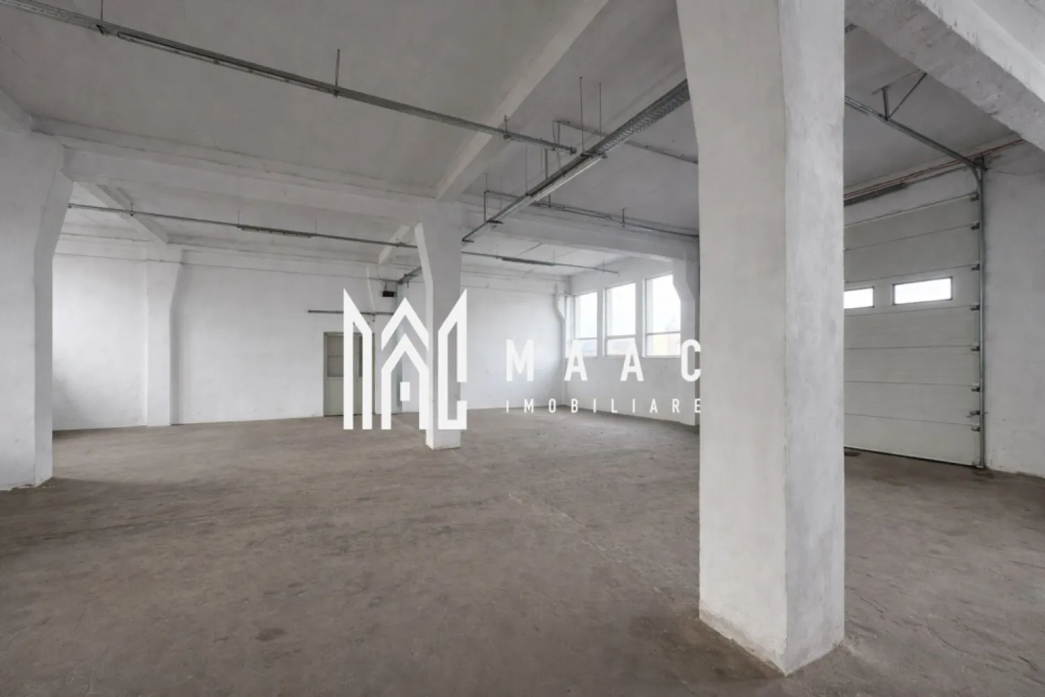 Hală industrială de vânzare I 1100 mp I Cisnadie - MAAC Imobiliare va propune spre vanzare o hala cu structura din beton si ziduri de caramida. Oportunitate excelentă pentru producție, logistică sau depozitare! Hală industrială modernă situată în Cisnădie, Sibiu, cu o suprafață totală utilă de 1100 mp; centrala proprie pe gaz,instalatia electrica si sanitara au fost schimbate recent,compartimentată eficient: • 650 mp la parter – ideal pentru producție, depozit, logistică • 450 mp la etaj – birouri, spații administrative sau producție ușoară Imobilul beneficiază de toate utilitățile (apă, canalizare, curent, gaz) și este dotat cu: • Putere electrică instalată: 70 kW • Posibilitate de upgrade până la 500 kW – ideal pentru activități industriale intensive • Acces facil pentru autoutilitare și transport marfă (lift in dotare) • Spațiu adaptabil pentru multiple tipuri de activități economice Localizare excelentă: Cisnădie – proximitate Sibiu, acces rapid la infrastructură rutieră și zone industriale. Potrivit pentru: • producție industrială • depozitare • logistică • service-uri • activități comerciale • centre de distribuție • ateliere tehnologice Se vinde de pe firma. Pentru mai multe detalii precizati ca ati vazut anuntul cu ID CP2934961 }}