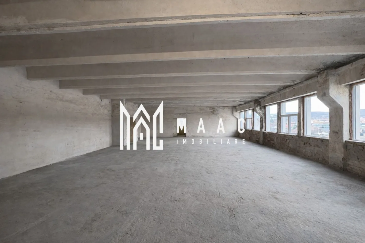 Hală industrială de vânzare I 1100 mp I Cisnadie - MAAC Imobiliare va propune spre vanzare o hala cu structura din beton si ziduri de caramida. Oportunitate excelentă pentru producție, logistică sau depozitare! Hală industrială modernă situată în Cisnădie, Sibiu, cu o suprafață totală utilă de 1100 mp; centrala proprie pe gaz,instalatia electrica si sanitara au fost schimbate recent,compartimentată eficient: • 650 mp la parter – ideal pentru producție, depozit, logistică • 450 mp la etaj – birouri, spații administrative sau producție ușoară Imobilul beneficiază de toate utilitățile (apă, canalizare, curent, gaz) și este dotat cu: • Putere electrică instalată: 70 kW • Posibilitate de upgrade până la 500 kW – ideal pentru activități industriale intensive • Acces facil pentru autoutilitare și transport marfă (lift in dotare) • Spațiu adaptabil pentru multiple tipuri de activități economice Localizare excelentă: Cisnădie – proximitate Sibiu, acces rapid la infrastructură rutieră și zone industriale. Potrivit pentru: • producție industrială • depozitare • logistică • service-uri • activități comerciale • centre de distribuție • ateliere tehnologice Se vinde de pe firma. Pentru mai multe detalii precizati ca ati vazut anuntul cu ID CP2934961 }}