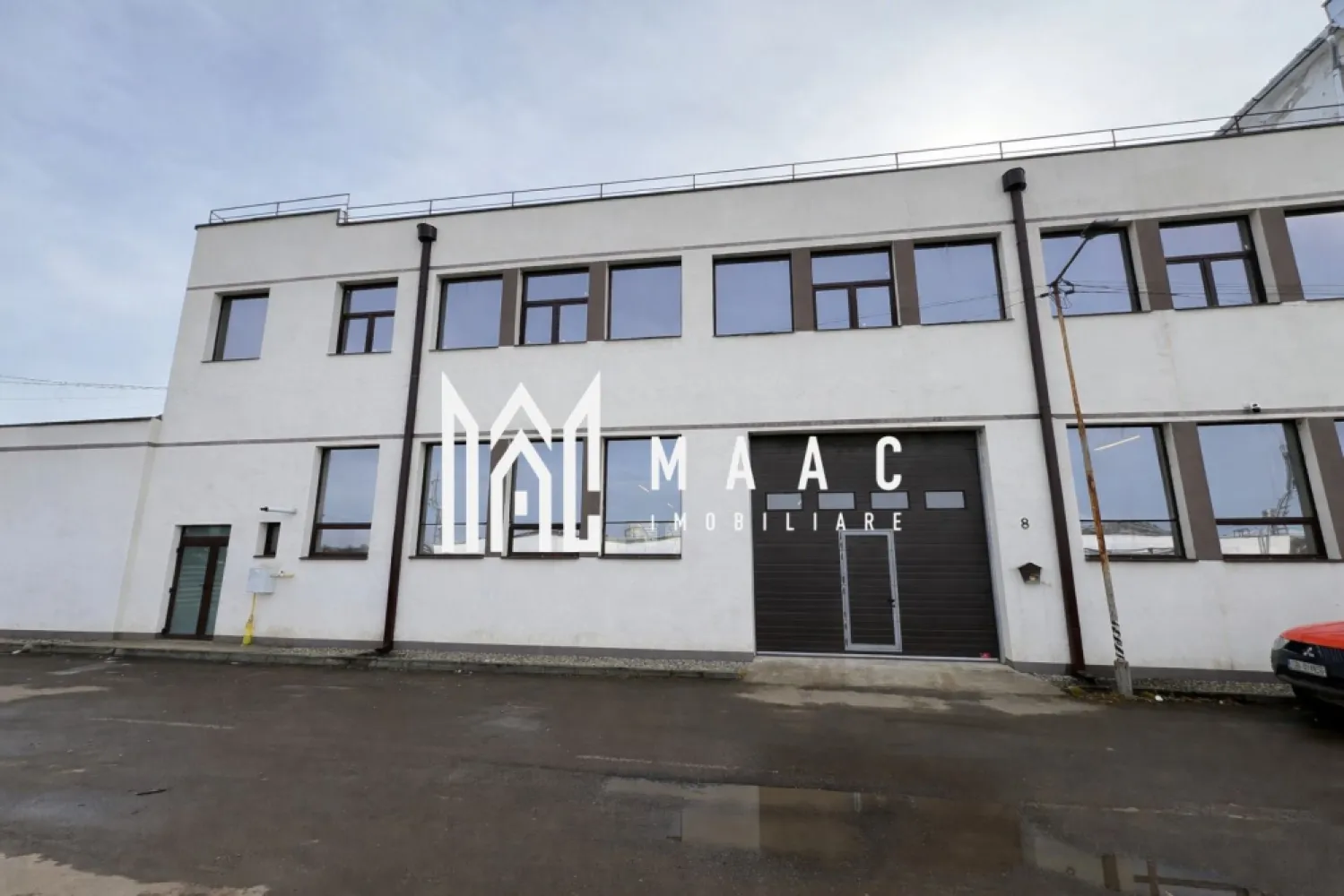 Hală industrială de vânzare I 1100 mp I Cisnadie - MAAC Imobiliare va propune spre vanzare o hala cu structura din beton si ziduri de caramida. Oportunitate excelentă pentru producție, logistică sau depozitare! Hală industrială modernă situată în Cisnădie, Sibiu, cu o suprafață totală utilă de 1100 mp; centrala proprie pe gaz,instalatia electrica si sanitara au fost schimbate recent,compartimentată eficient: • 650 mp la parter – ideal pentru producție, depozit, logistică • 450 mp la etaj – birouri, spații administrative sau producție ușoară Imobilul beneficiază de toate utilitățile (apă, canalizare, curent, gaz) și este dotat cu: • Putere electrică instalată: 70 kW • Posibilitate de upgrade până la 500 kW – ideal pentru activități industriale intensive • Acces facil pentru autoutilitare și transport marfă (lift in dotare) • Spațiu adaptabil pentru multiple tipuri de activități economice Localizare excelentă: Cisnădie – proximitate Sibiu, acces rapid la infrastructură rutieră și zone industriale. Potrivit pentru: • producție industrială • depozitare • logistică • service-uri • activități comerciale • centre de distribuție • ateliere tehnologice Se vinde de pe firma. Pentru mai multe detalii precizati ca ati vazut anuntul cu ID CP2934961 }}