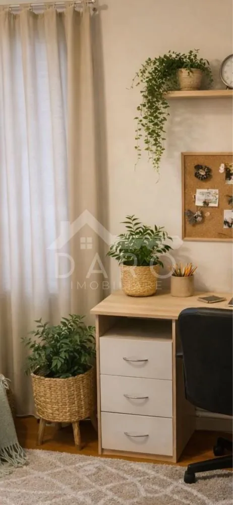 🏡 Apartament de închiriat – 3 camere | Zona Palas | 450 €/lună - 🏡 Apartament de închiriat – 3 camere | Zona Palas | 450 €/lună Se oferă spre închiriere apartament cu 3 camere, complet mobilat și utilat, situat la bulevard, în zona Palas, într-o locație foarte bună, aproape de facilitățile esențiale. 💰 Chirie: 450 €/lună 📅 Disponibil imediat ✔ contract de închiriere ✔ se solicită chirie în avans Compartimentare: ✔ living ✔ 2 dormitoare ✔ bucătărie ✔ baie ✔ balcon închis – 8 mp Dotări și utilități: ✔ centrală termică proprie ✔ geamuri termopan ✔ ușă metalică ✔ mobilă modernă, în stare foarte bună ✔ aragaz, frigider, cuptor cu microunde ✔ mașină de spălat ✔ televizoare Avantaje: 📍 zonă liniștită, cu spații verzi 📍 aproape de magazine, farmacii, piață și servicii 📍 stație de autobuz în apropiere 📍 aproape de școli și grădinițe 📍 acces rapid către principalele zone ale orașului 💎 Ideal pentru familie sau cuplu care își dorește confort și o locație bine conectată. 🤝 Proprietate promovată prin DARO Imobiliare 📞 Detalii și vizionări: Coman Maria – DARO Imobiliare 📱 0749 535 729 🔑 DARO Imobiliare – găsim proprietatea potrivită. }}