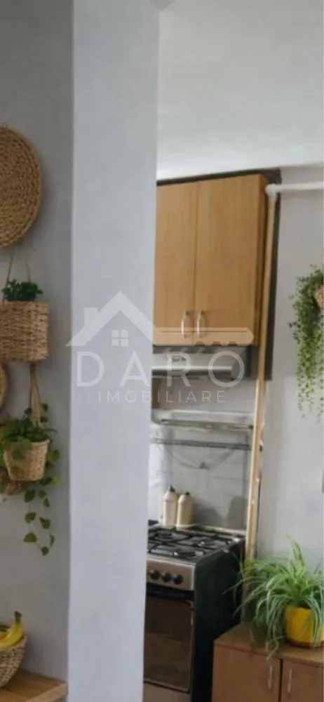 🏡 Apartament de închiriat – 3 camere | Zona Palas | 450 €/lună - 🏡 Apartament de închiriat – 3 camere | Zona Palas | 450 €/lună Se oferă spre închiriere apartament cu 3 camere, complet mobilat și utilat, situat la bulevard, în zona Palas, într-o locație foarte bună, aproape de facilitățile esențiale. 💰 Chirie: 450 €/lună 📅 Disponibil imediat ✔ contract de închiriere ✔ se solicită chirie în avans Compartimentare: ✔ living ✔ 2 dormitoare ✔ bucătărie ✔ baie ✔ balcon închis – 8 mp Dotări și utilități: ✔ centrală termică proprie ✔ geamuri termopan ✔ ușă metalică ✔ mobilă modernă, în stare foarte bună ✔ aragaz, frigider, cuptor cu microunde ✔ mașină de spălat ✔ televizoare Avantaje: 📍 zonă liniștită, cu spații verzi 📍 aproape de magazine, farmacii, piață și servicii 📍 stație de autobuz în apropiere 📍 aproape de școli și grădinițe 📍 acces rapid către principalele zone ale orașului 💎 Ideal pentru familie sau cuplu care își dorește confort și o locație bine conectată. 🤝 Proprietate promovată prin DARO Imobiliare 📞 Detalii și vizionări: Coman Maria – DARO Imobiliare 📱 0749 535 729 🔑 DARO Imobiliare – găsim proprietatea potrivită. }}