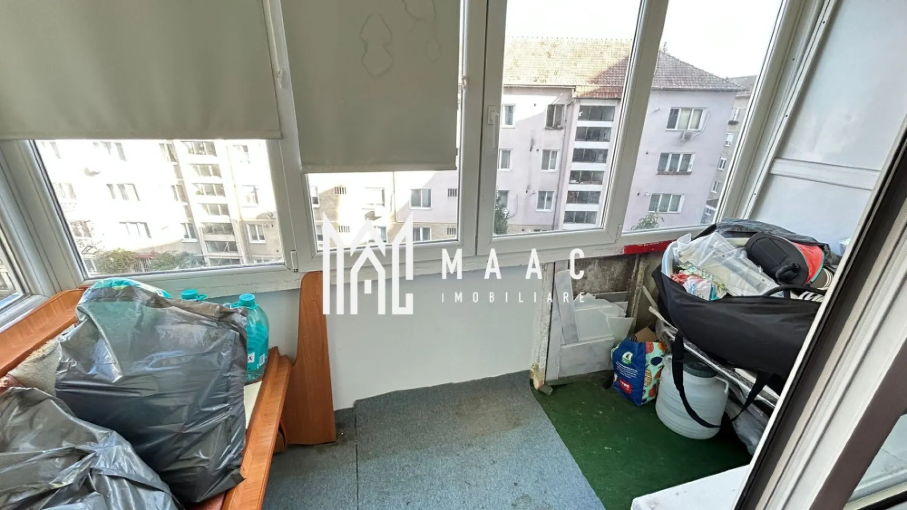 Apartament 2 camere | Decomandat | Lift | Intermediar | Mihai Viteazul - Maac Imobiliare prezintă spre vânzare un apartament decomandat cu 2 camere, situat pe Bulevardul Mihai Viteazul, într-una dintre cele mai bune zone din Sibiu. Locația este excelentă, aproape de Biserica Înălțarea Domnului și Sfântul Ierarh Nicolae, universități, centre comerciale, magazine , cafenele, terase, farmacii și stații de autobuz, toate accesibile fără a depinde de mașină. Detalii apartament: Suprafață utilă: 48mp Balcon închis cu termopan de aprox. 4 mp, acces din living Etaj intermediar: 4 din 8, bloc cu lift modernizat Bloc izolat termic și întreținut foarte bine Centrală termică nouă, geamuri termopan Apartament renovat ultima dată acum 10 ani, necesită modernizare după preferințe Debară pe hol pentru depozitare Avantaje: Locație liniștită, cu vedere pe partea din spate a blocului, ferit de trafic și agitație Acces rapid la toate facilitățile orașului Posibilitate de amenajare modernă după bunul plac Pentru mai multe detalii precizati telefonic ca ati vazut anuntul cu ID: CP2850886 }}
