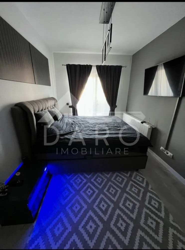🏡 Apartament de vânzare – 3 camere | 81 mp + 3 terase | Zona Unirii – - 🏡 Apartament de vânzare – 3 camere | 81 mp + 3 terase | Zona Unirii – Strada Pomilor Se oferă spre vânzare apartament modern, situat în zona rezidențială Unirii, pe strada Pomilor, într-un imobil nou, ideal pentru familie sau investiție. 📐 Suprafață utilă: 81 mp 🌿 3 terase: 16 mp, 7 mp și 1 mp 🏗 An construcție: 2021 ✔ loc de parcare propriu, evidențiat în CF ✔ compartimentare decomandată Compartimentare: ✔ living cu bucătărie open space – 30 mp ✔ dormitor – 12 mp ✔ dormitor – 14 mp ✔ 2 băi – 5 mp și 6 mp ✔ dressing – 4 mp ✔ cămară – 2 mp ✔ holuri – 2 mp și 6 mp ✔ 3 terase Dotări și utilități: ✔ se predă la cheie ✔ mobilat și utilat complet ✔ posibilitate de predare și fără mobilier (doar cu bucătăria) ✔ finisaje moderne ✔ locuință nouă, bine întreținută Avantaje: 📍 zonă rezidențială liniștită – Unirii 📍 spațiu generos și compartimentare practică 📍 terase multiple – ideale pentru relaxare 📍 loc de parcare inclus 📍 ideal pentru locuință sau investiție 💎 O oportunitate pentru cei care caută un apartament modern, într-o zonă nouă și apreciată din Târgu Mureș. 🤝 Proprietate promovată prin DARO Imobiliare 💳 Pentru achiziție, prin Kiwi Finance beneficiezi de: ✔ analiză GRATUITĂ a eligibilității ✔ acces la oferte de la peste 12 bănci ✔ negocierea dobânzii în favoarea ta ✔ suport complet până la semnarea contractului 📞 Detalii și vizionări: Coman Maria – DARO Imobiliare & Kiwi Finance 📱 0749 535 729 🔑 DARO Imobiliare – găsim proprietatea potrivită. 💳 Kiwi Finance – obținem creditul pentru a o cumpăra. }}