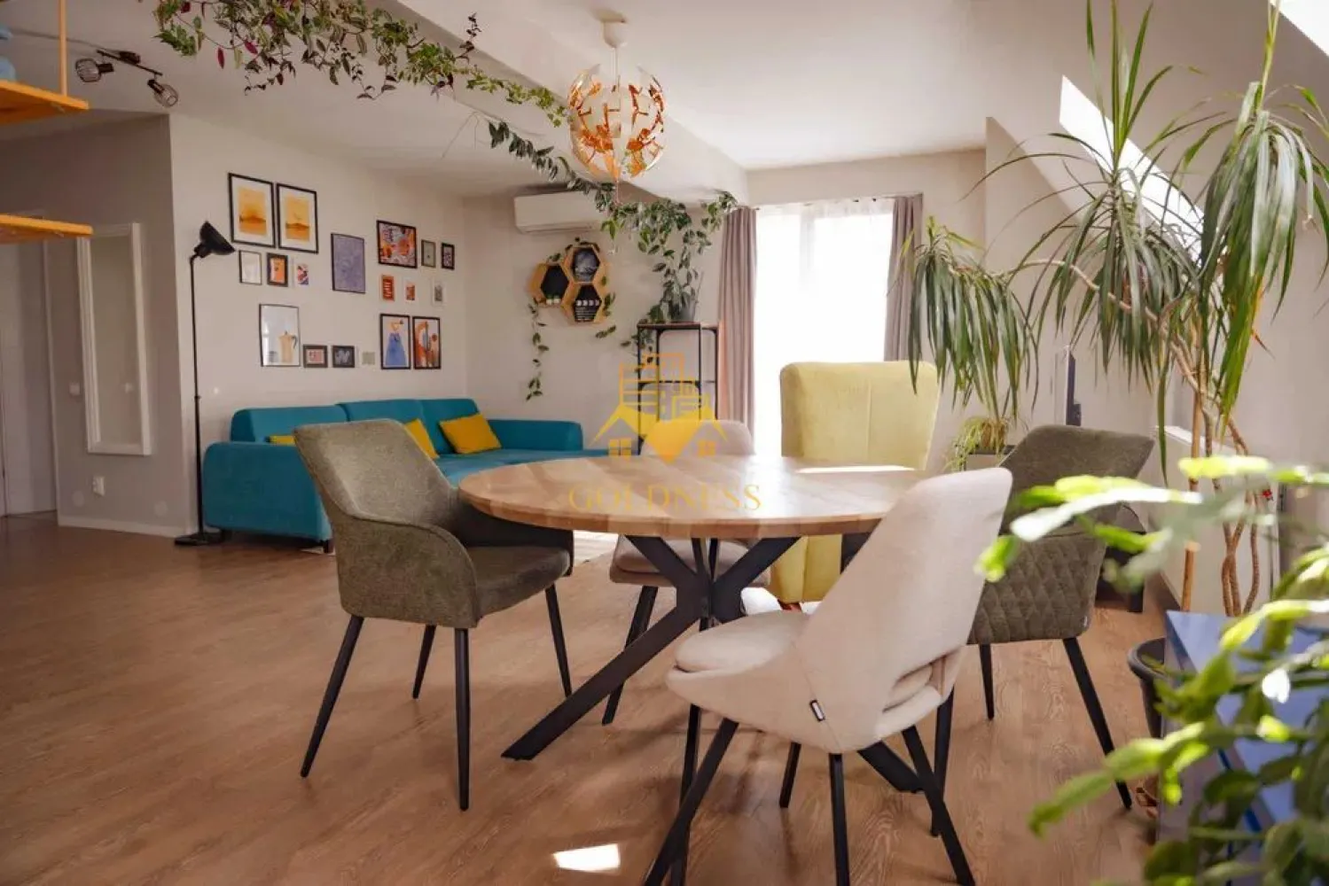 3 camere open space, parcare, Calea Turzii, Europa, Pet Friendly - GOLDNESS Imobiliare vă propune spre închiriere un apartament cu 3 camere, complet mobilat și utilat, la etajul 2 într-un imobil de 2 etaje, în cartierul Europa Dispune de loc de parcare! Apartamentul este compartimentat astfel: - 2 dormitoare cu paturi matrimonial, dressing, noptiere - living cu bucatarie open-space complet utilată, canapea extensibla, loc de luat masa - baie cu vană, calorifer port prosop inox și dulap pentru depozitare. - terasa de 7 mp. Imobilul este dotat cu toate cele necesare- centrală proprie, mașină de spălat haine, masina de spalat vase, frigider, plită electrică, hotă, aer conditionat, etc. Se află în apropierea stațiilor de transport în comun, magazine, restaurante, spații verzi, farmacii, etc. Dacă sunteți interesați de acest apartament și doriți să îl vizionați, dar și pentru alte oferte sau detalii nu ezitați să ne contactați telefonic sau prin e-mail - goldnessimobiliare@gmail.com. Vă stăm la dispoziție! Pentru intermediere se percepe un comision de 50% din prețul chiriei! }}