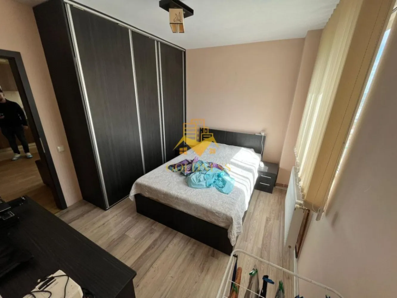 2 camere, Parcare, PET FRIENDLY, Calea Turzii, Panemar,Zorilor - GOLDNESS Imobiliare vă propune spre închiriere un apartament cu 2 camere open space complet mobilat și utilat, la etajul 7 într-un imobil de 8 etaje, în cartierul Zorilor, Zona Panemar Apartamentul este compartimentat astfel: - dormitor cu pat matrimonial, dressing, noptiere - living cu bucatarie open-space complet utilată, canapea extensibla, loc de servit masa - baie cu vana, calorifer port prosop inox și dulap pentru depozitare. - balcon de 3 mp. Imobilul este dotat cu toate cele necesare- centrală proprie, mașină de spălat haine, frigider, plită electrică, hotă, etc. Se află în apropierea stațiilor de transport în comun, magazine, restaurante, spații verzi, farmacii, etc. Dispune de loc de parcare subterana cu 50 euro/luna! Dacă sunteți interesați de acest apartament și doriți să îl vizionați, dar și pentru alte oferte sau detalii nu ezitați să ne contactați telefonic sau prin e-mail - goldnessimobiliare@gmail.com. Vă stăm la dispoziție! }}