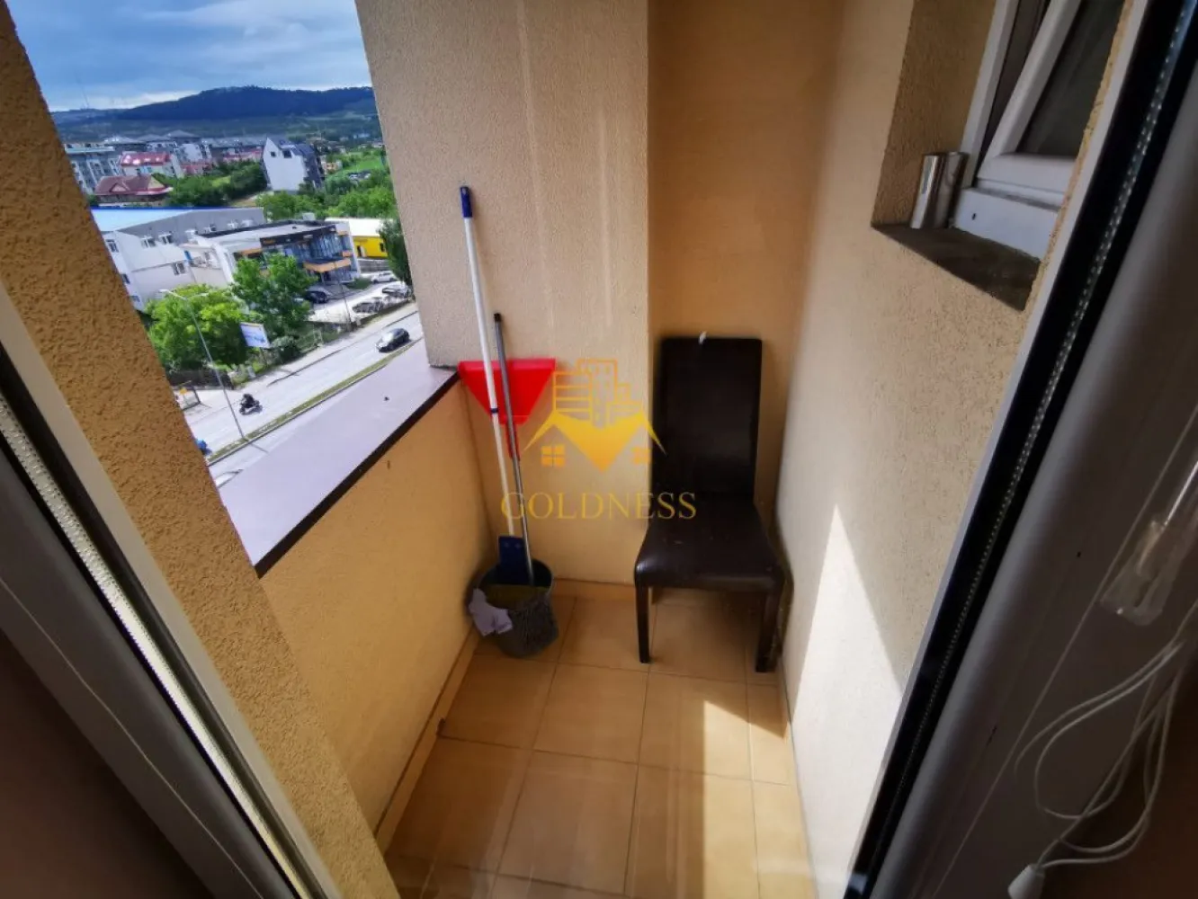 2 camere, Parcare, PET FRIENDLY, Calea Turzii, Panemar,Zorilor - GOLDNESS Imobiliare vă propune spre închiriere un apartament cu 2 camere open space complet mobilat și utilat, la etajul 7 într-un imobil de 8 etaje, în cartierul Zorilor, Zona Panemar Apartamentul este compartimentat astfel: - dormitor cu pat matrimonial, dressing, noptiere - living cu bucatarie open-space complet utilată, canapea extensibla, loc de servit masa - baie cu vana, calorifer port prosop inox și dulap pentru depozitare. - balcon de 3 mp. Imobilul este dotat cu toate cele necesare- centrală proprie, mașină de spălat haine, frigider, plită electrică, hotă, etc. Se află în apropierea stațiilor de transport în comun, magazine, restaurante, spații verzi, farmacii, etc. Dispune de loc de parcare subterana cu 50 euro/luna! Dacă sunteți interesați de acest apartament și doriți să îl vizionați, dar și pentru alte oferte sau detalii nu ezitați să ne contactați telefonic sau prin e-mail - goldnessimobiliare@gmail.com. Vă stăm la dispoziție! }}