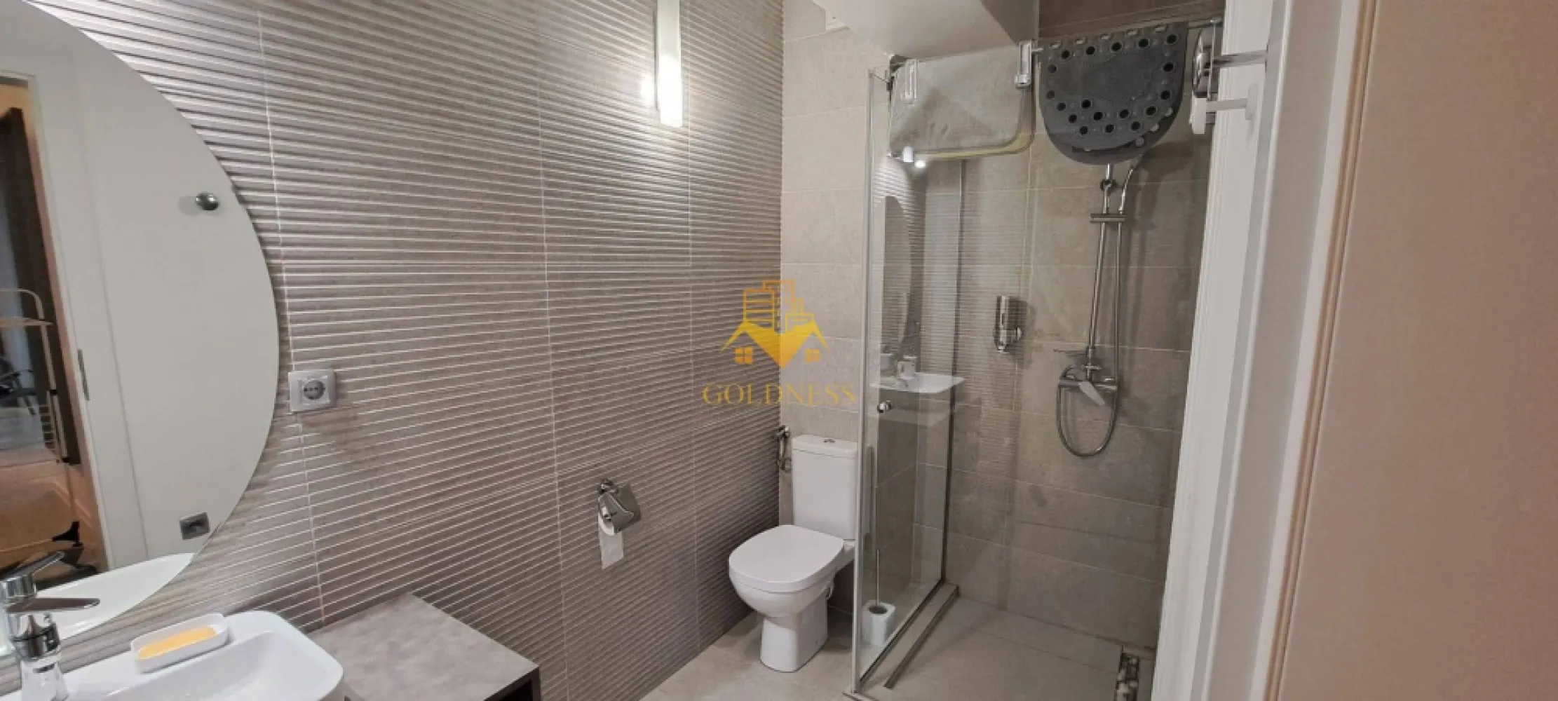 1 camera, bloc nou, Manastur,West City,Calea Floresti, West City - GOLDNESS Imobiliare vă propune spre închiriere un apartament cu o camera complet mobilata și utilata, la etajul 8 într-un imobil de 24 etaje, în Cartierul Manastur. Apartamentul este compartimentat astfel: - living cu bucatarie open-space complet utilată, canapea extensibla, loc de servit masa, pat matrimonial - baie cu walk-in, calorifer port prosop inox și dulap pentru depozitare. - balcon de 5 mp. Imobilul este dotat cu toate cele necesare- centrală proprie, mașină de spălat haine, frigider, plită electrică, hotă, aer conditionat, etc. Se află în apropierea stațiilor de transport în comun, magazine, restaurante, spații verzi, farmacii, etc. Se poate inchiria parcare subterana cu 50E. Dacă sunteți interesați de acest apartament și doriți să îl vizionați, dar și pentru alte oferte sau detalii nu ezitați să ne contactați telefonic sau prin e-mail - goldnessimobiliare@gmail.com. Vă stăm la dispoziție! Pentru intermediere se percepe un comision de 50% din prețul chiriei! }}